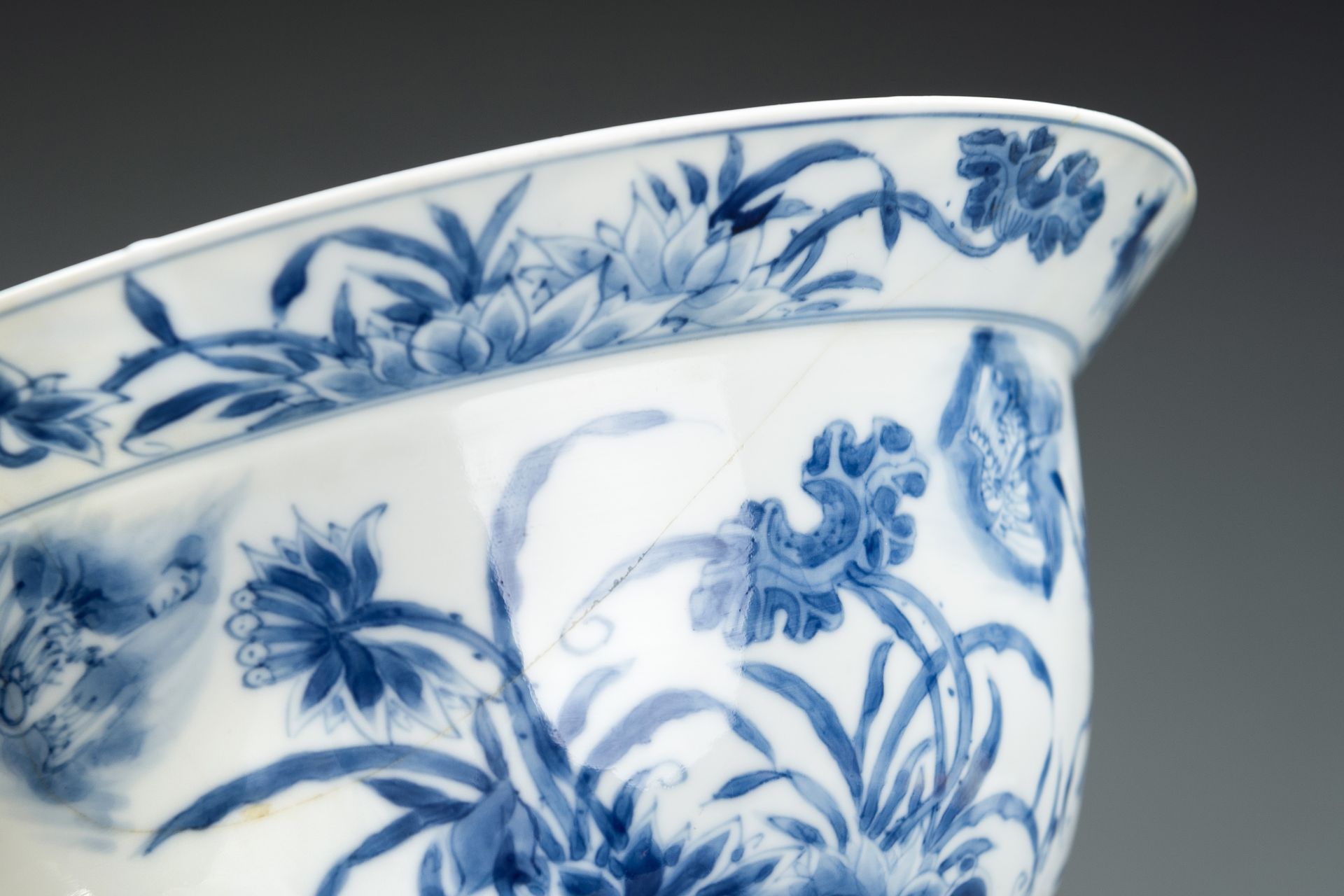 A BLUE AND WHITE PORCELAIN 'FLOWERS AND CRANES' BOWL, KANGXI - Bild 13 aus 17