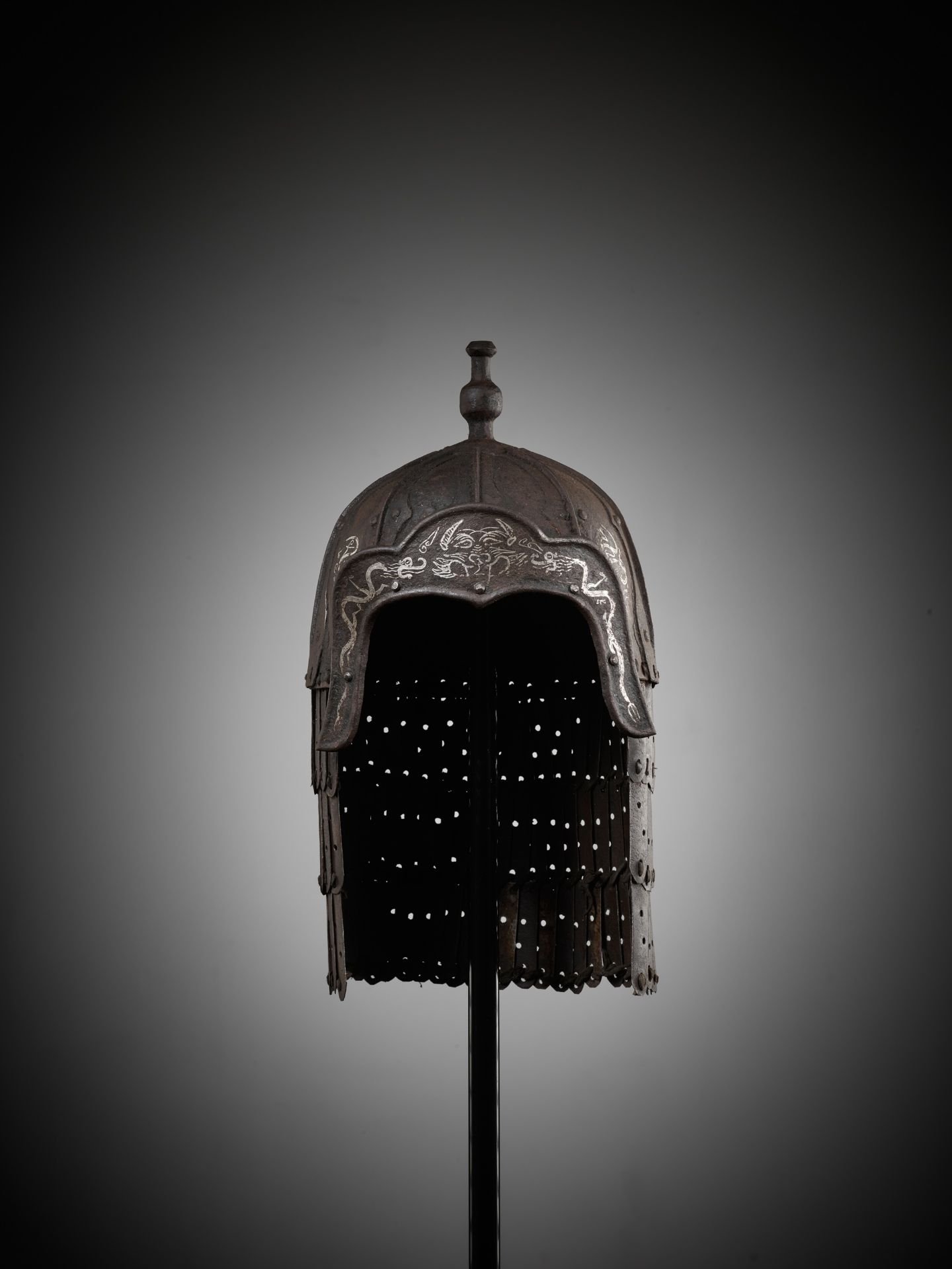 A SILVER-DAMASCENED 'DRAGON' IRON HELMET, 14TH-17TH CENTURY - Image 9 of 9
