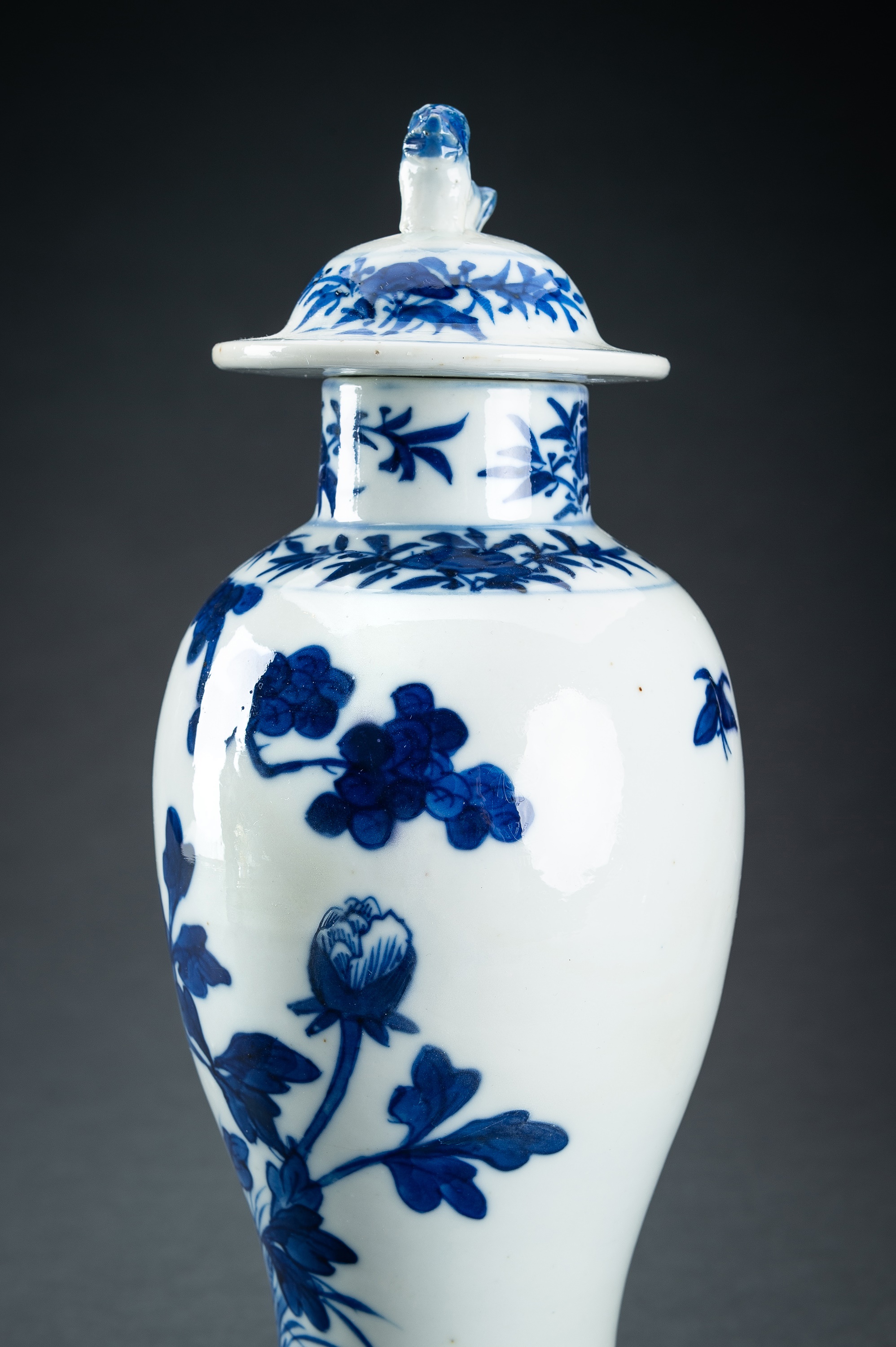A PAIR OF BLUE AND WHITE BALUSTER VASES AND COVERS, QING - Image 4 of 14
