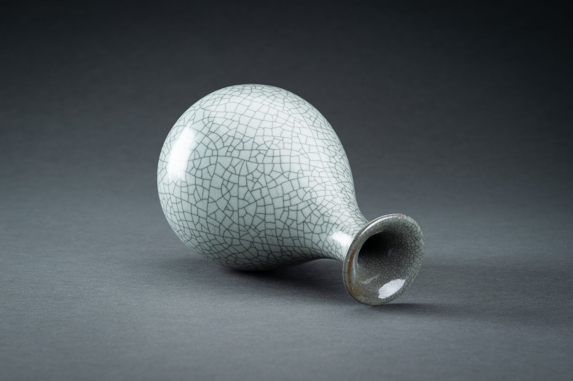 A GUAN-TYPE CRACKLED GLAZED BOTTLE VASE, c. 1920s - Image 10 of 14