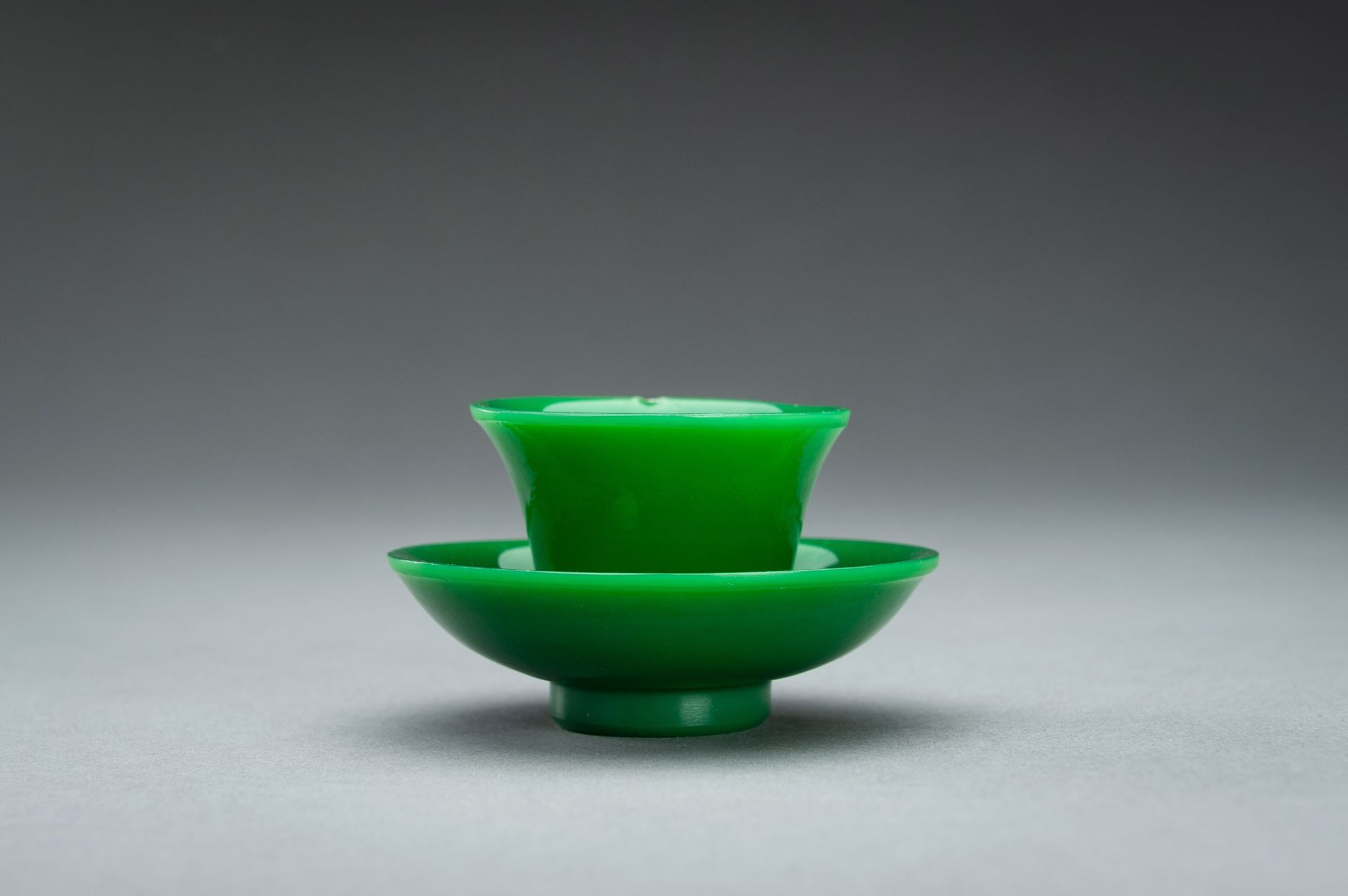 AN APPLE GREEN GLASS CUP AND SAUCER - Bild 3 aus 10
