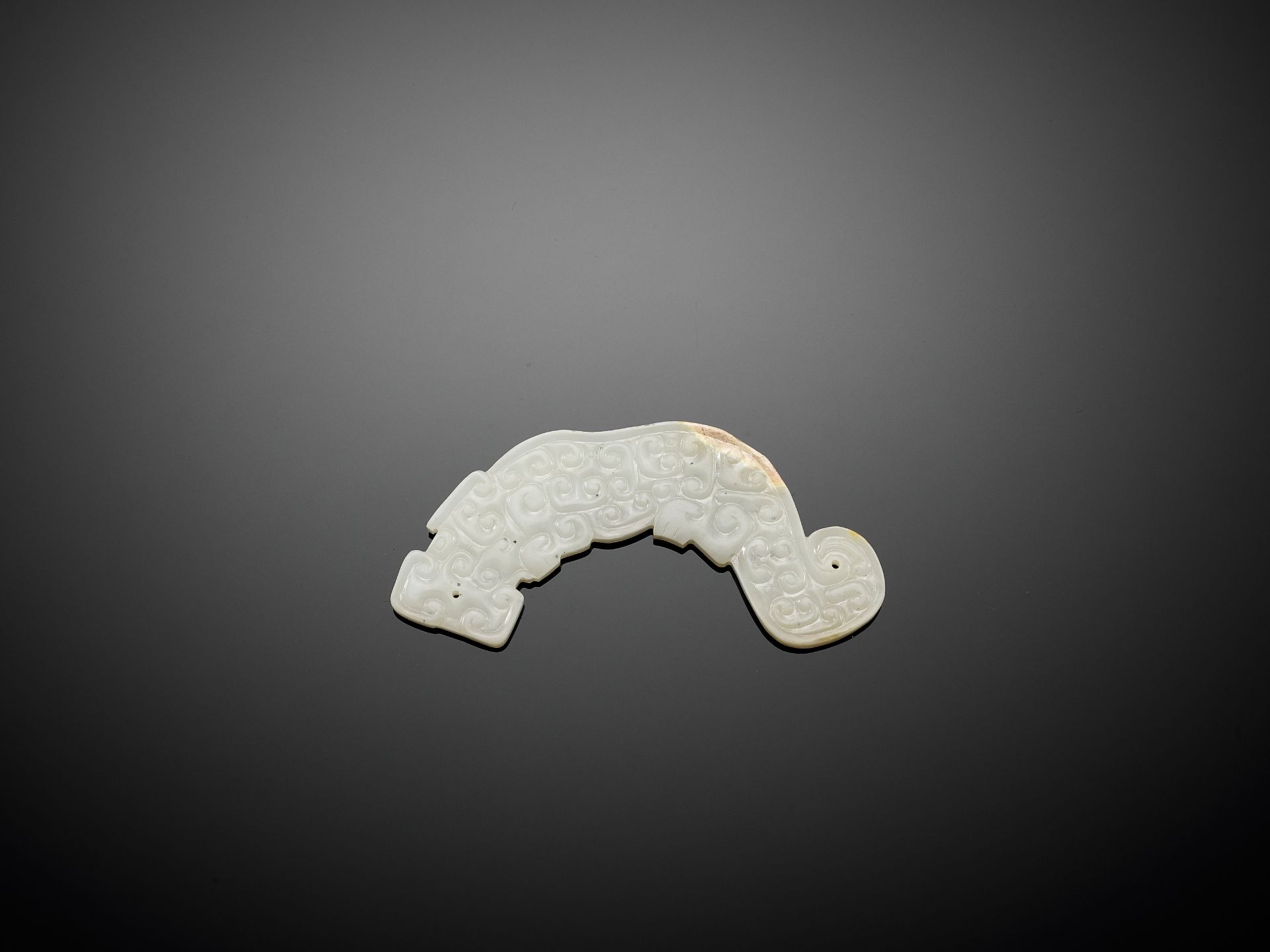 A WHITE JADE 'TIGER' PENDANT, LATE SPRING AND AUTUMN PERIOD - Image 3 of 9