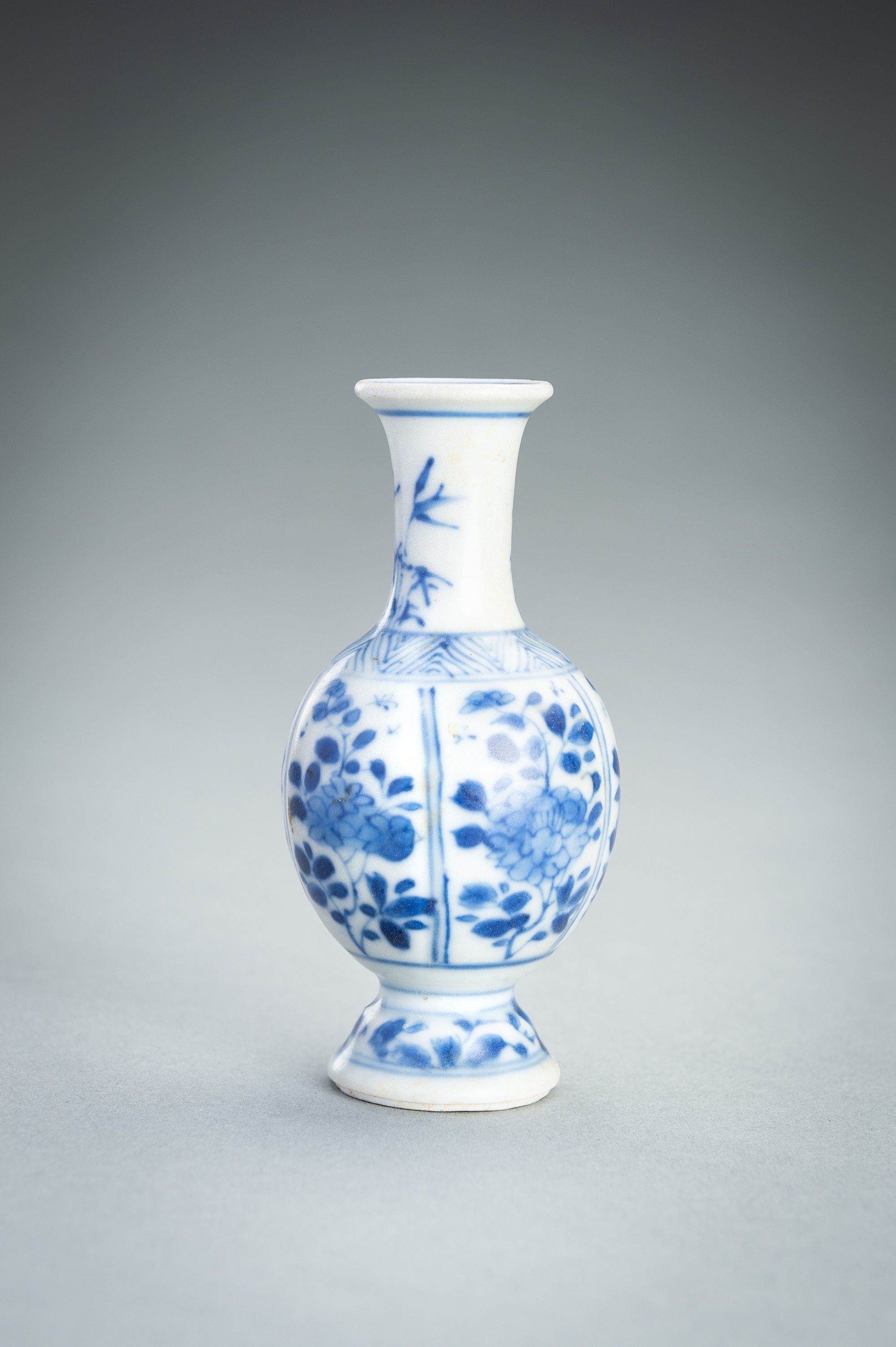 A MINIATURE VUNG TAU CARGO BLUE AND WHITE PORCELAIN VASE, c. 1680 - Image 10 of 12