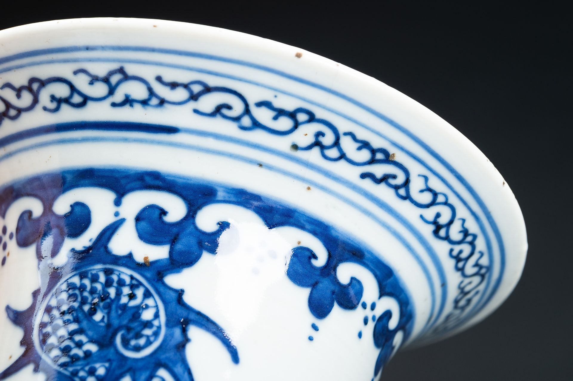 A BLUE AND WHITE 'DRAGON AND PHOENIX' PORCELAIN VASE, c. 1900s - Image 10 of 15