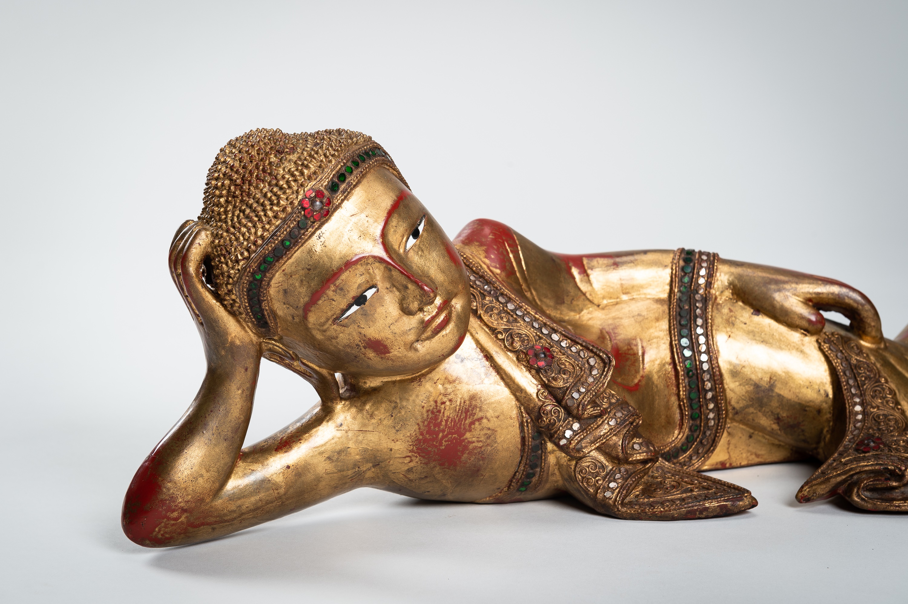 A BURMESE GILT-LACQUERED WOOD FIGURE OF THE RECLINING BUDDHA - Image 5 of 13