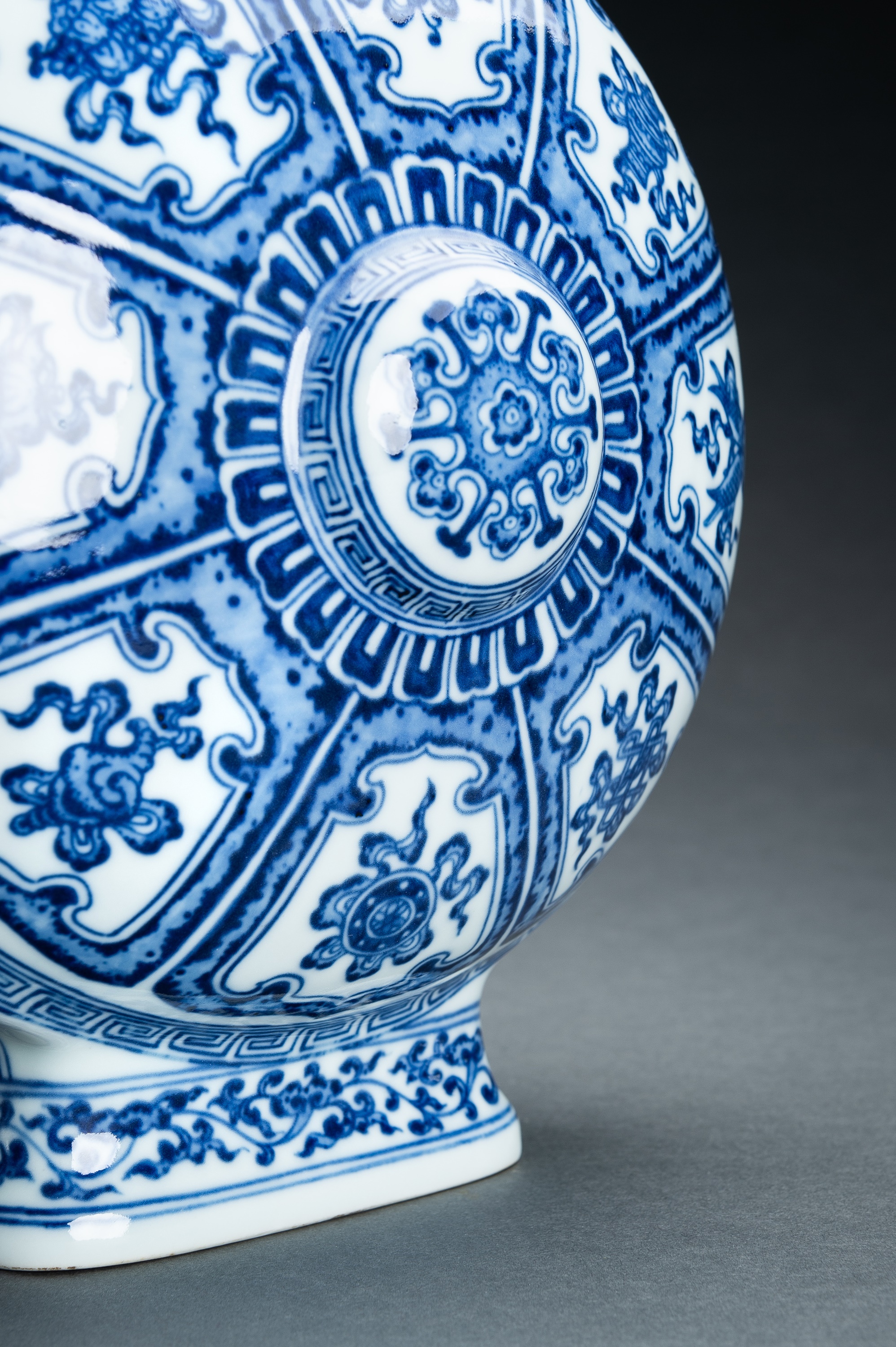 A BLUE AND WHITE 'BAJIXIANG' PORCELAIN MOONFLASK VASE - Image 8 of 17