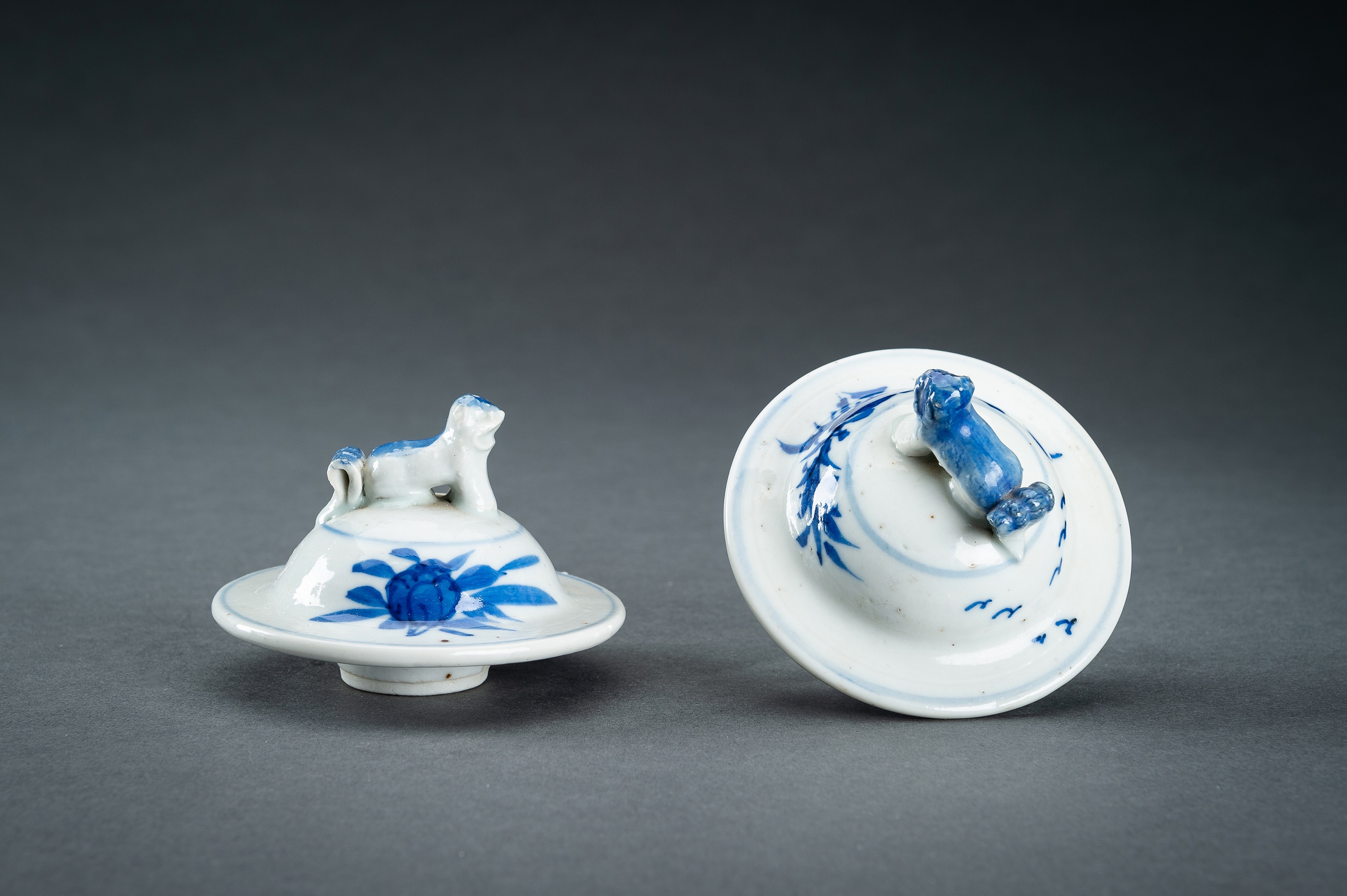 A PAIR OF BLUE AND WHITE BALUSTER VASES AND COVERS, QING - Image 12 of 14