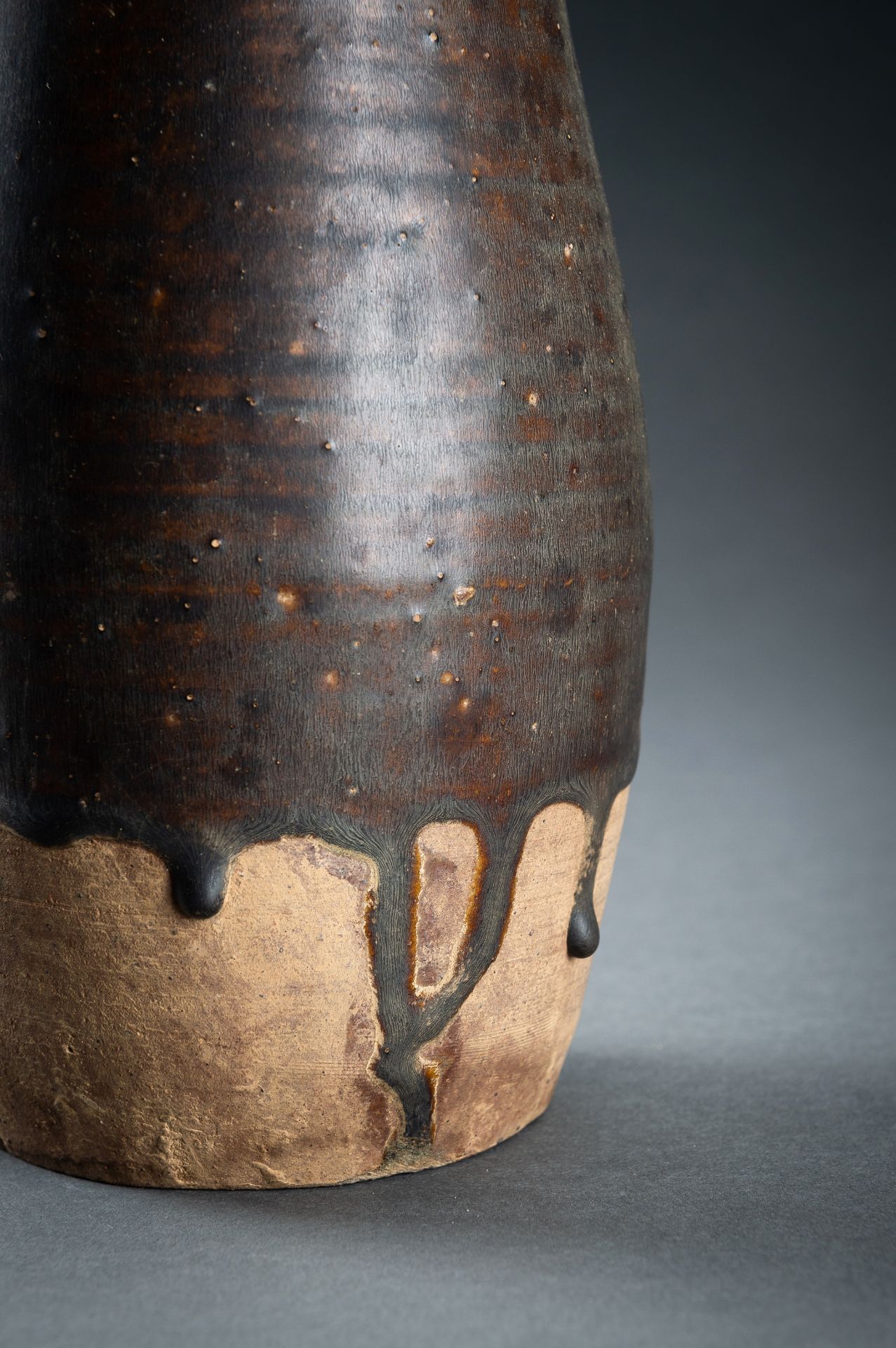 A BROWN-GLAZED CERAMIC AMPHORA VASE, SONG DYNASTY - Image 3 of 13