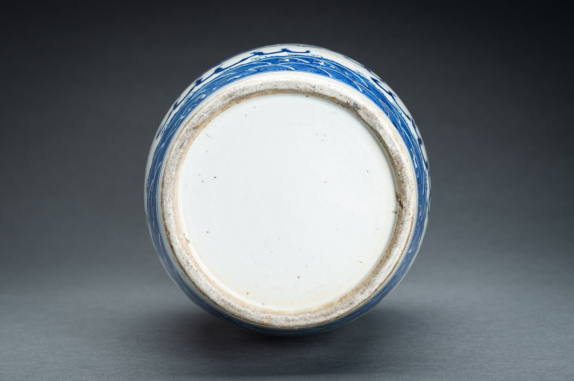 A BLUE AND WHITE 'DRAGON AND PHOENIX' PORCELAIN VASE, c. 1900s - Image 15 of 15