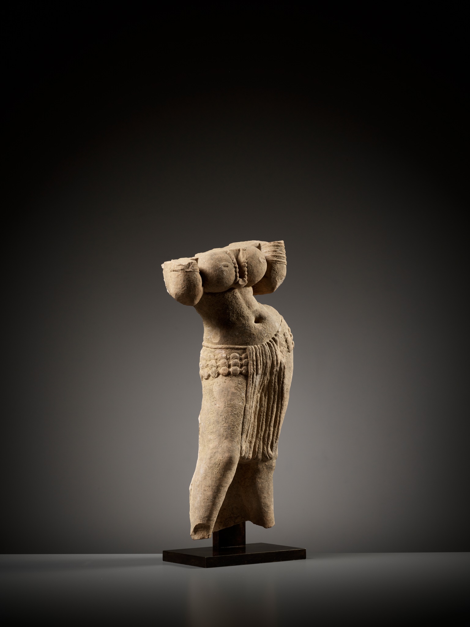 A SANDSTONE TORSO OF A YAKSHI, INDIA, MATHURA, KUSHAN PERIOD, 1ST-2ND CENTURY - Image 3 of 12