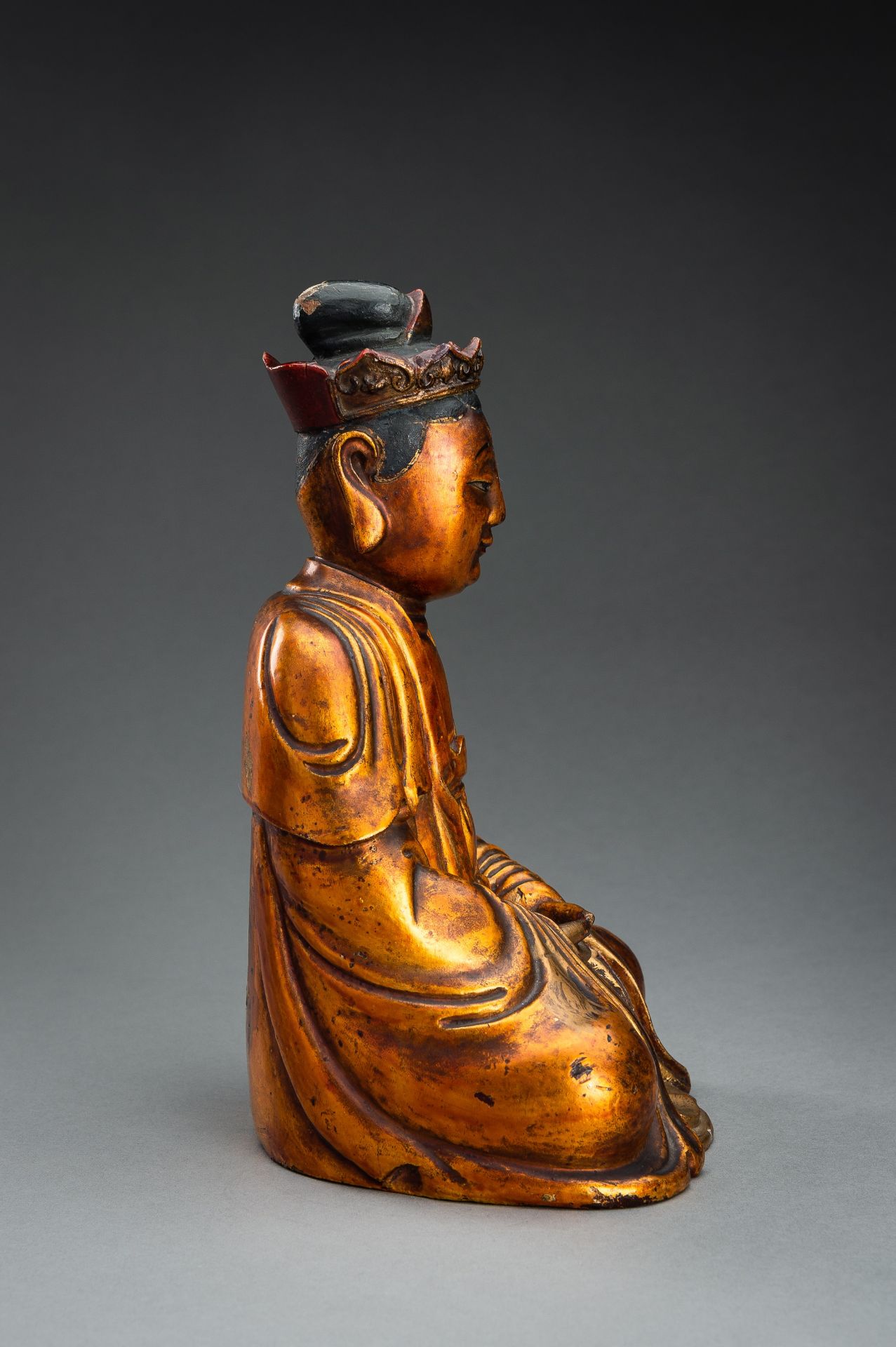 A GILT-LACQUERED WOOD FIGURE OF BUDDHA, 18TH-19TH CENTURY - Image 6 of 12