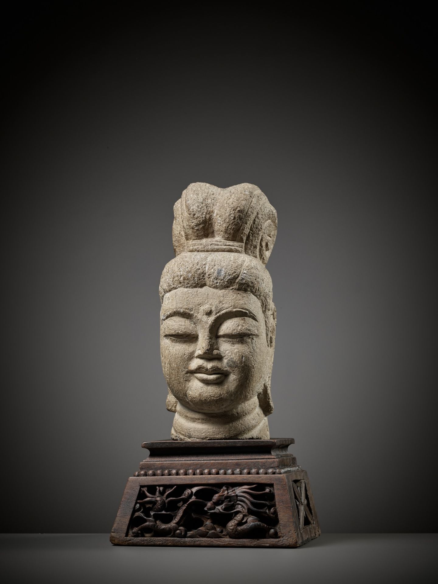 A RARE SANDSTONE HEAD OF GUANYIN, SUI TO TANG DYNASTY - Bild 2 aus 13