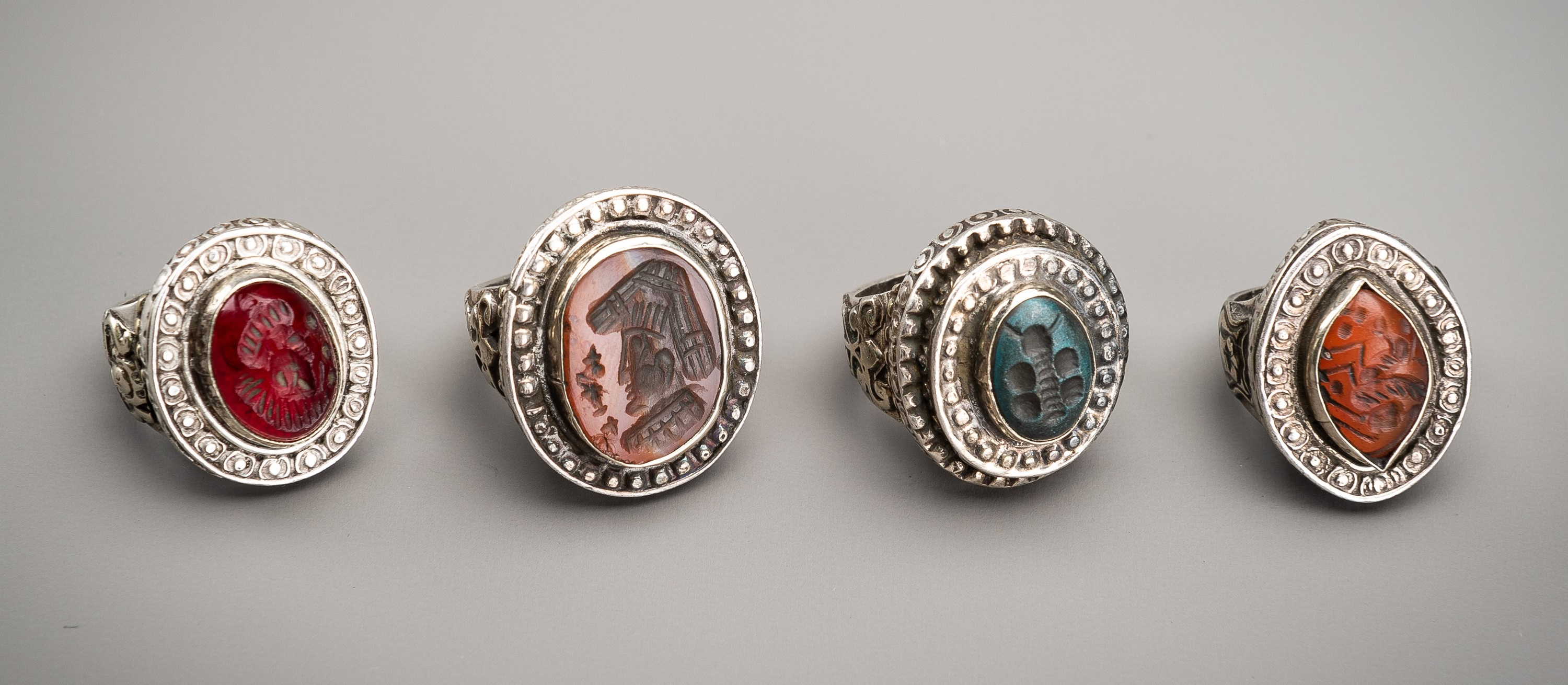 A LOT WITH FOUR SILVER RINGS SET WITH SASANIAN HARDSTONE INTAGLIOS