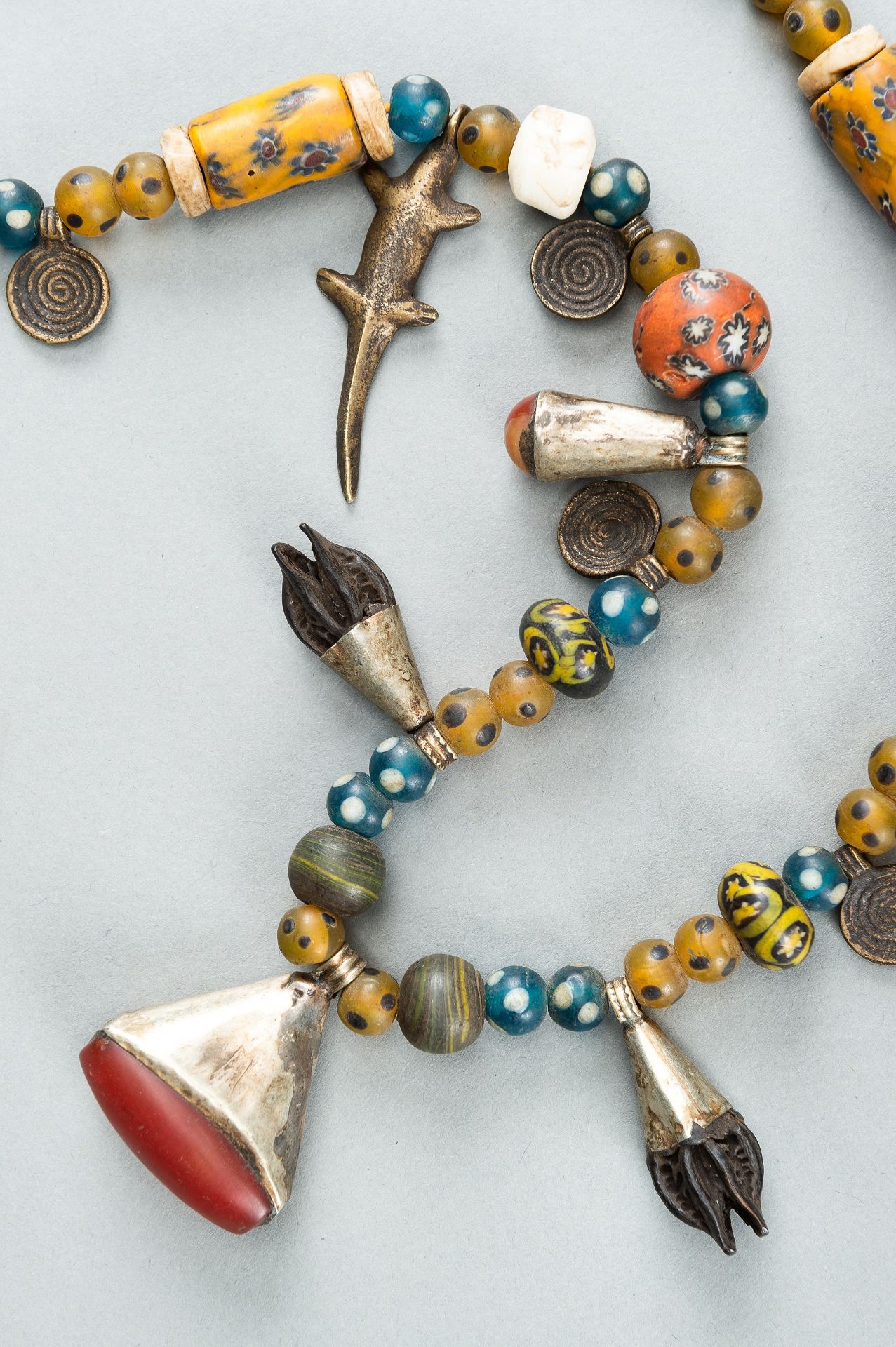 A NAGALAND MULTI-COLORED GLASS, BRASS AND SHELL NECKLACE, c. 1900s - Bild 3 aus 17