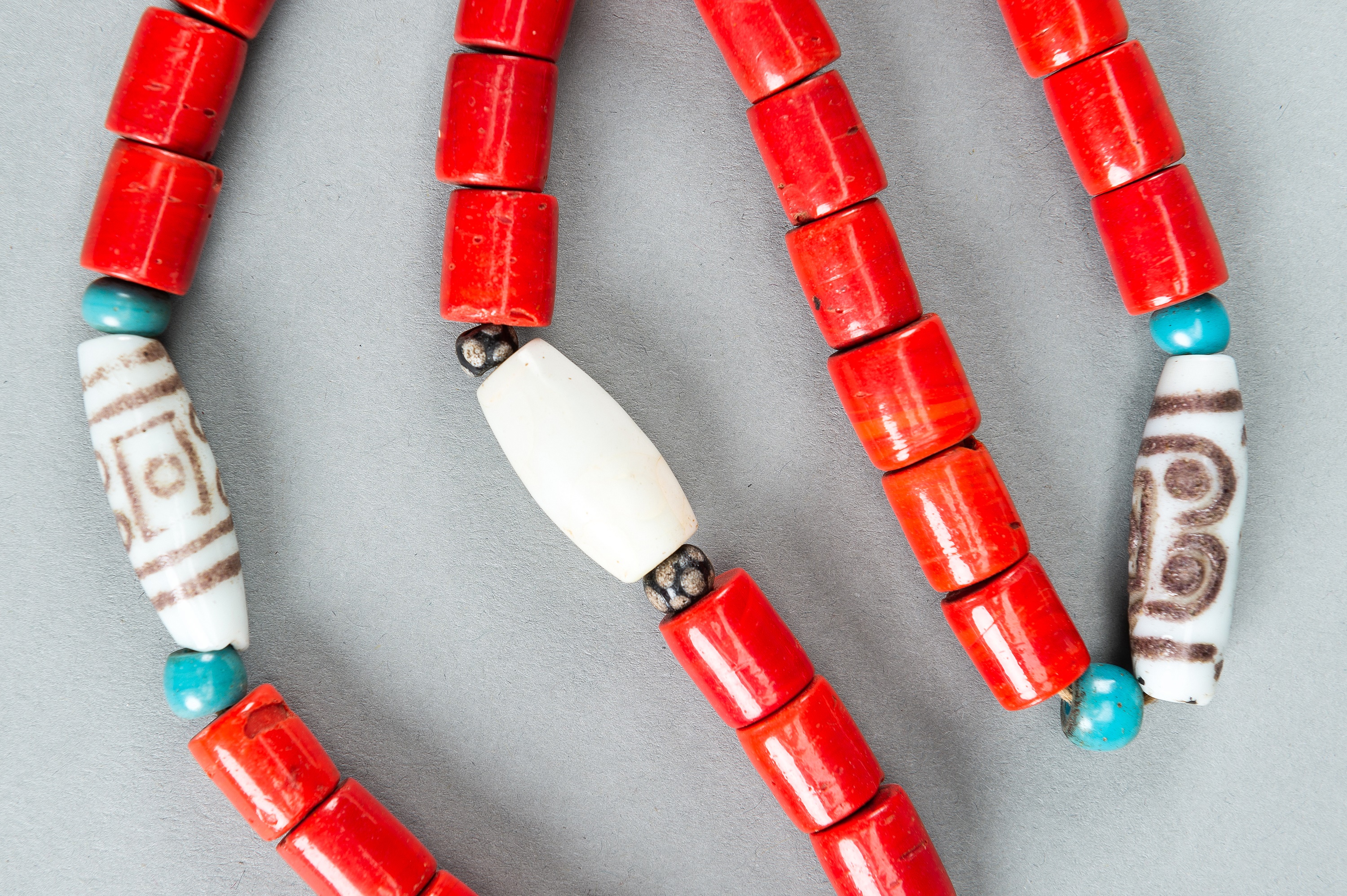 A NAGALAND DZI AND CORAL GLASS NECKLACE, c. 1900s - Image 3 of 9
