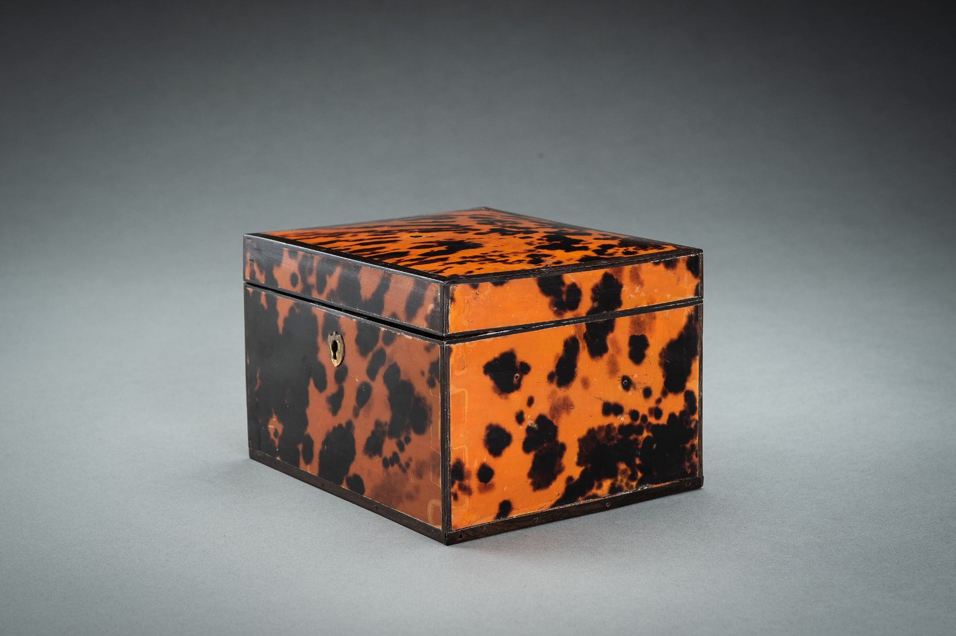 A 'TORTOISESHELL IMITATION' BOX, c. 1920s - Bild 3 aus 16