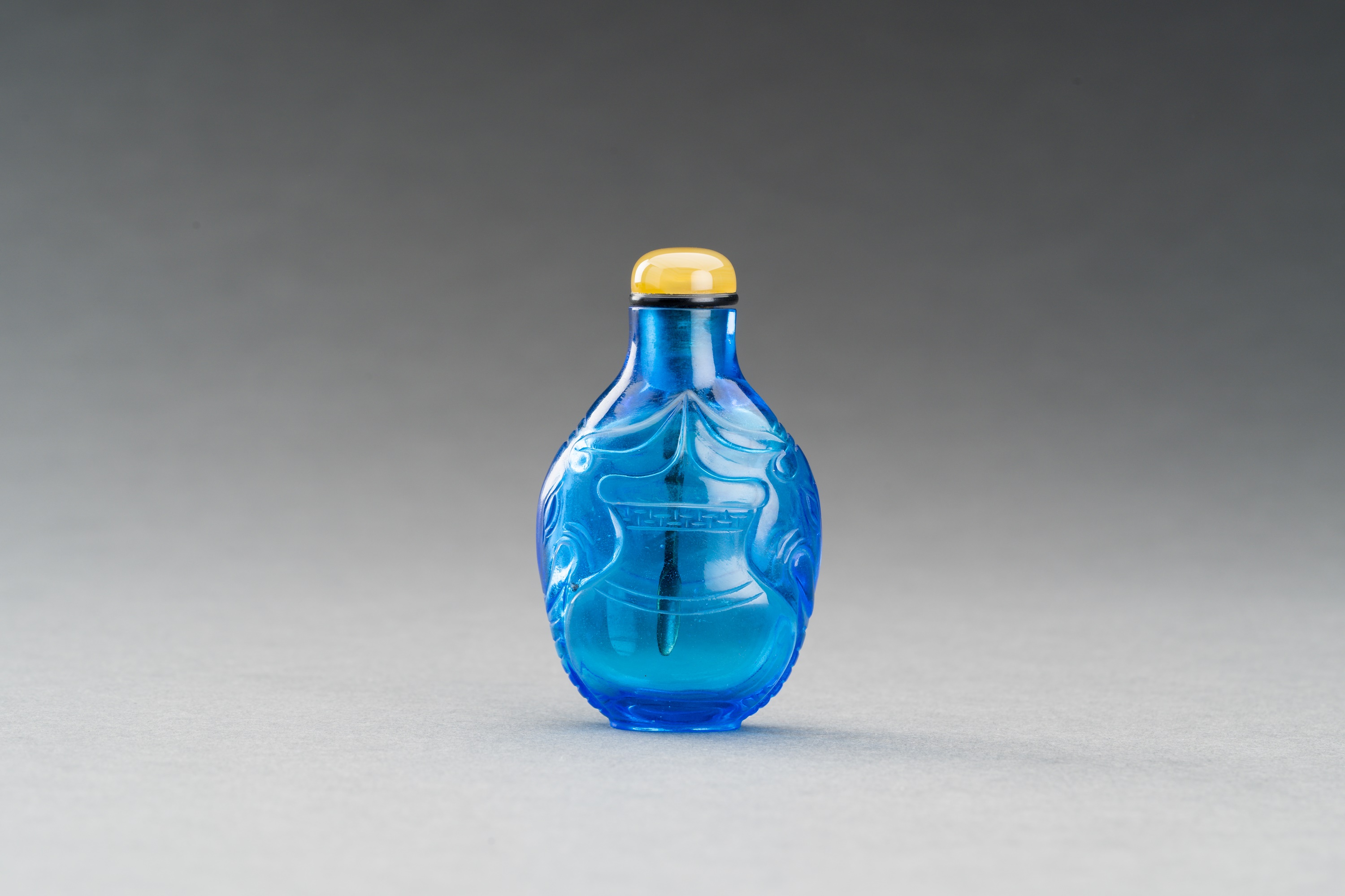 A TRANSPARENT BLUE GLASS SNUFF BOTTLE - Image 2 of 6