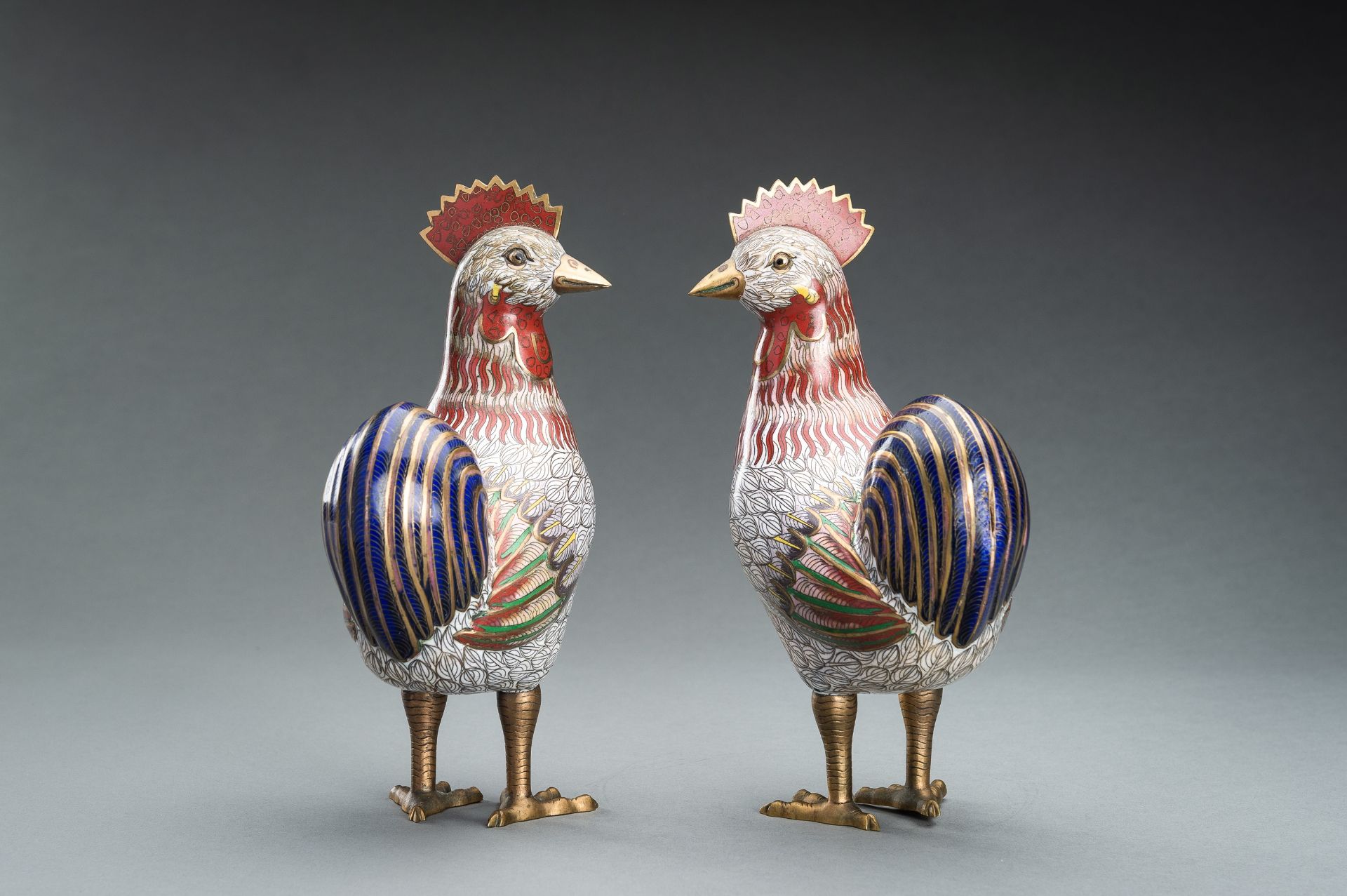 A PAIR OF CLOISONNE ENAMEL FIGURES OF COCKERELS, c. 1920s - Image 9 of 10