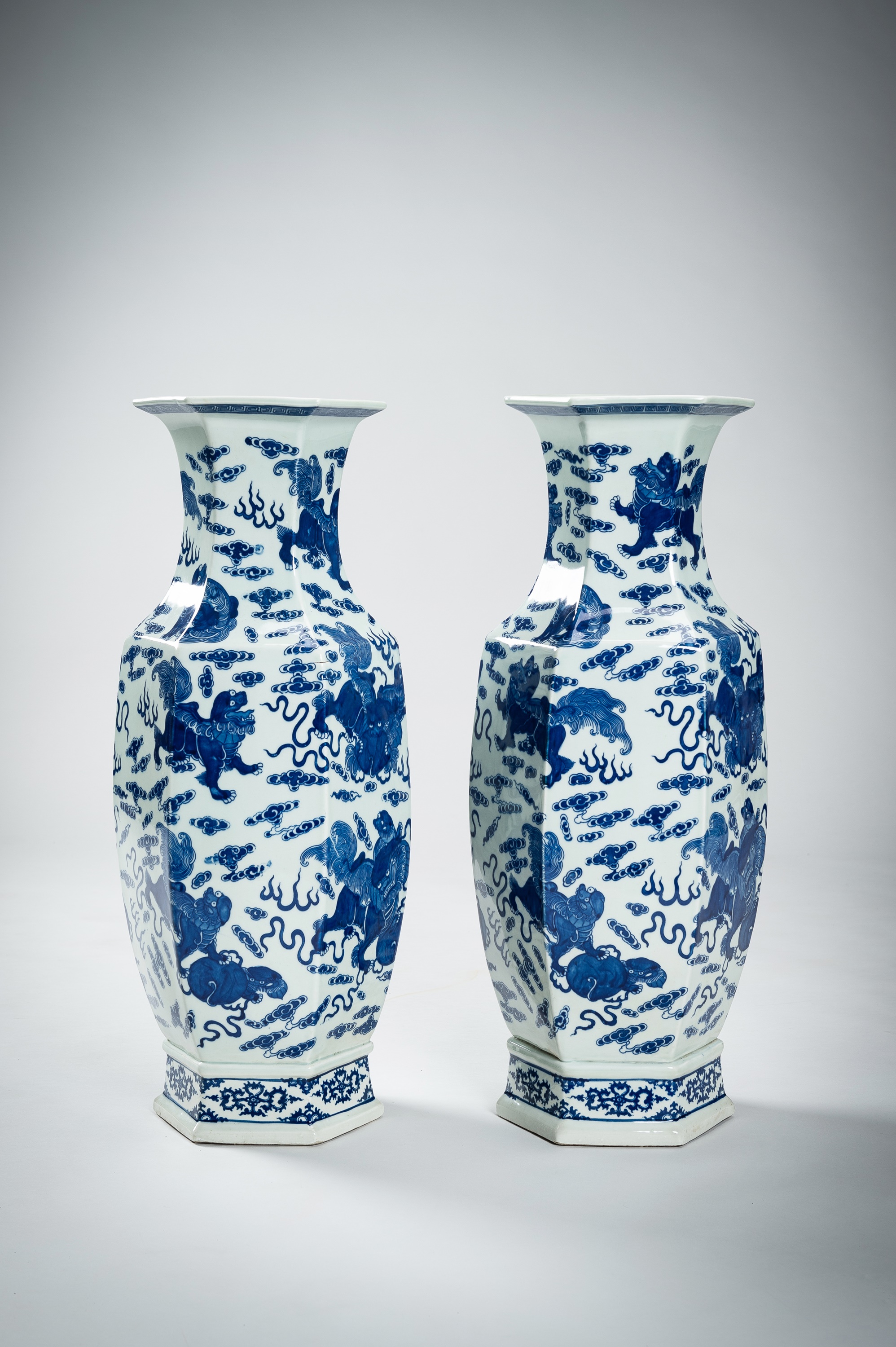 A LARGE PAIR OF BLUE AND WHITE PORCELAIN VASES WITH BUDDHIST LIONS, QING - Image 10 of 19