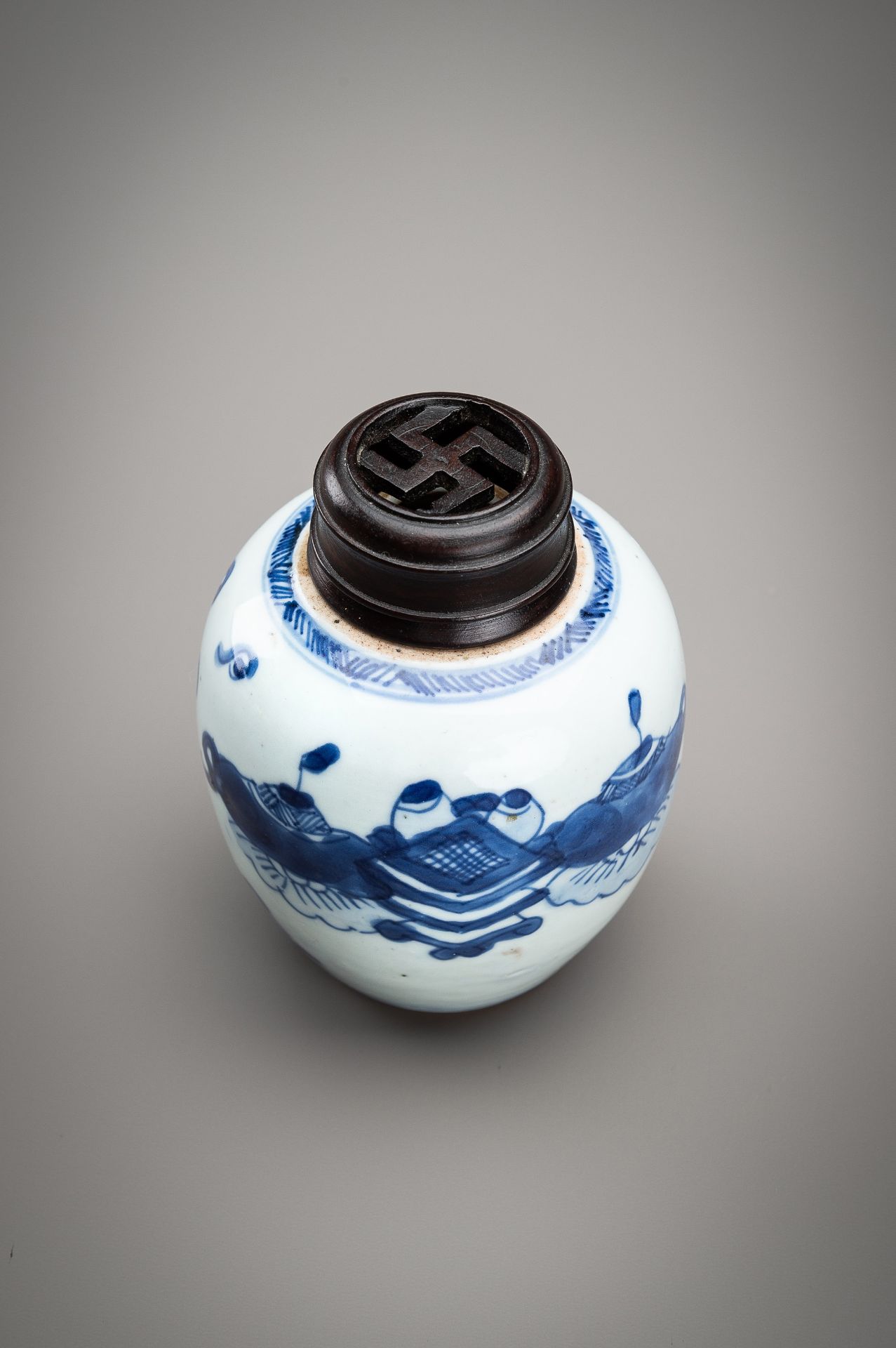 A SMALL BLUE AND WHITE PORCELAIN GINGER JAR, QING - Bild 8 aus 12