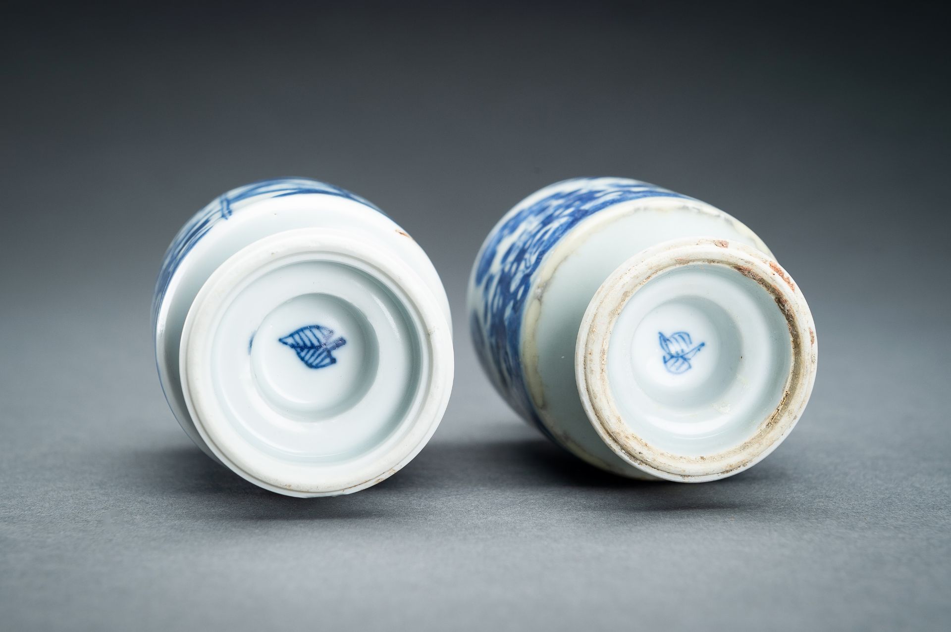 TWO BLUE AND WHITE PORCELAIN VASES WITH COVERS, 17th CENTURY - Image 15 of 15