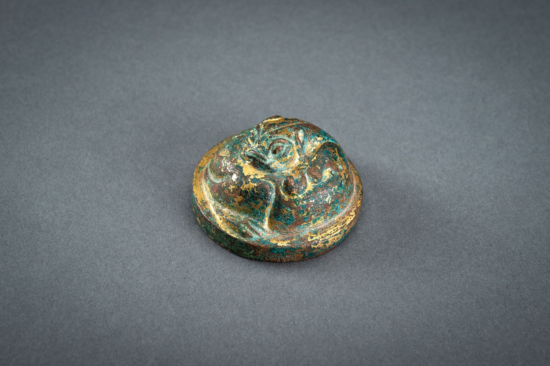 A GILT-BRONZE HAN DYNASTY 'LION' SCROLL WEIGHT - Bild 10 aus 14