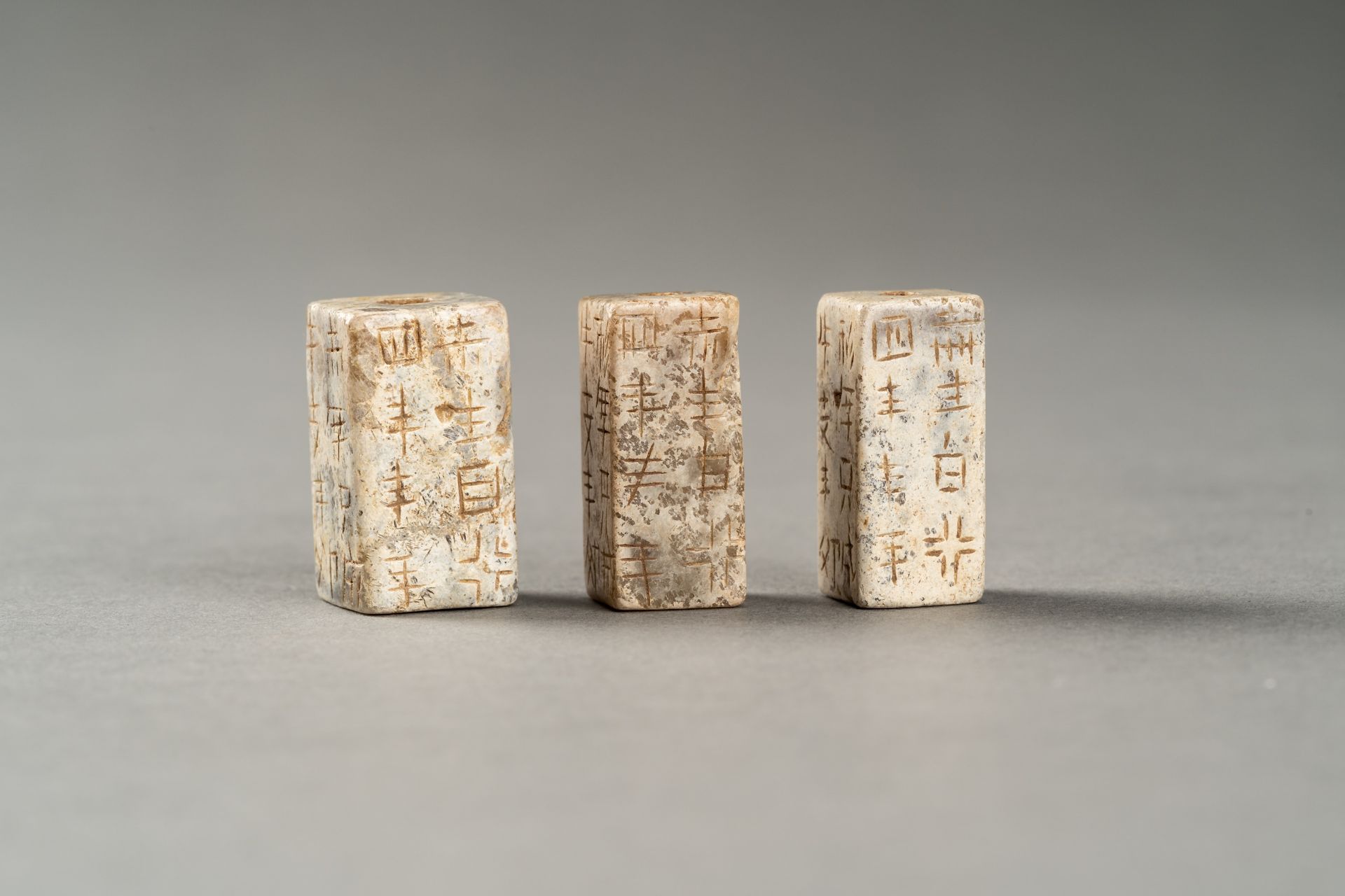 A GROUP OF THREE ARCHAISTIC CONG-FORM BEADS - Bild 2 aus 7