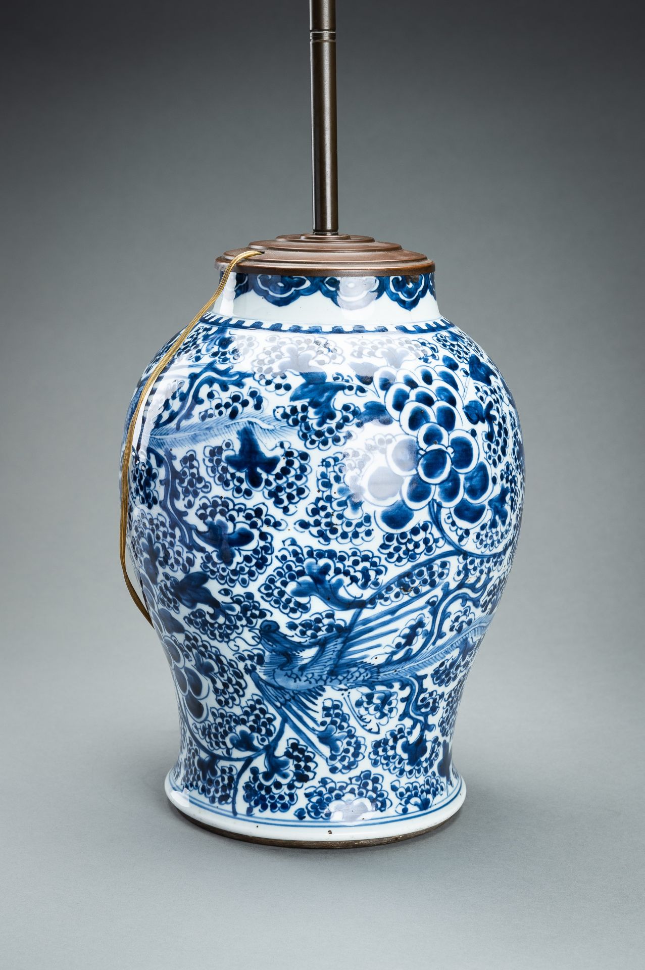 A LARGE BLUE AND WHITE PORCELAIN VASE, QING - Image 5 of 15