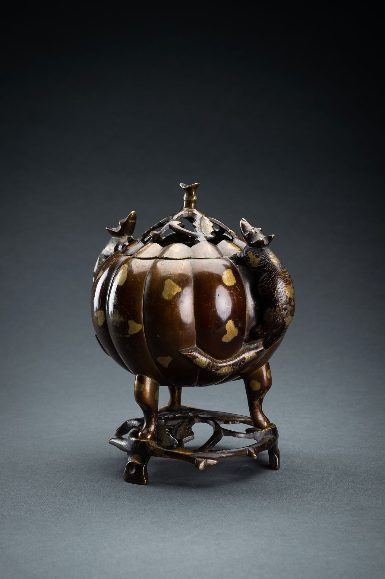 A PUMPKIN SHAPED GOLD SPLASH BRONZE TRIPOD CENSER, 19th CENTURY - Image 3 of 15