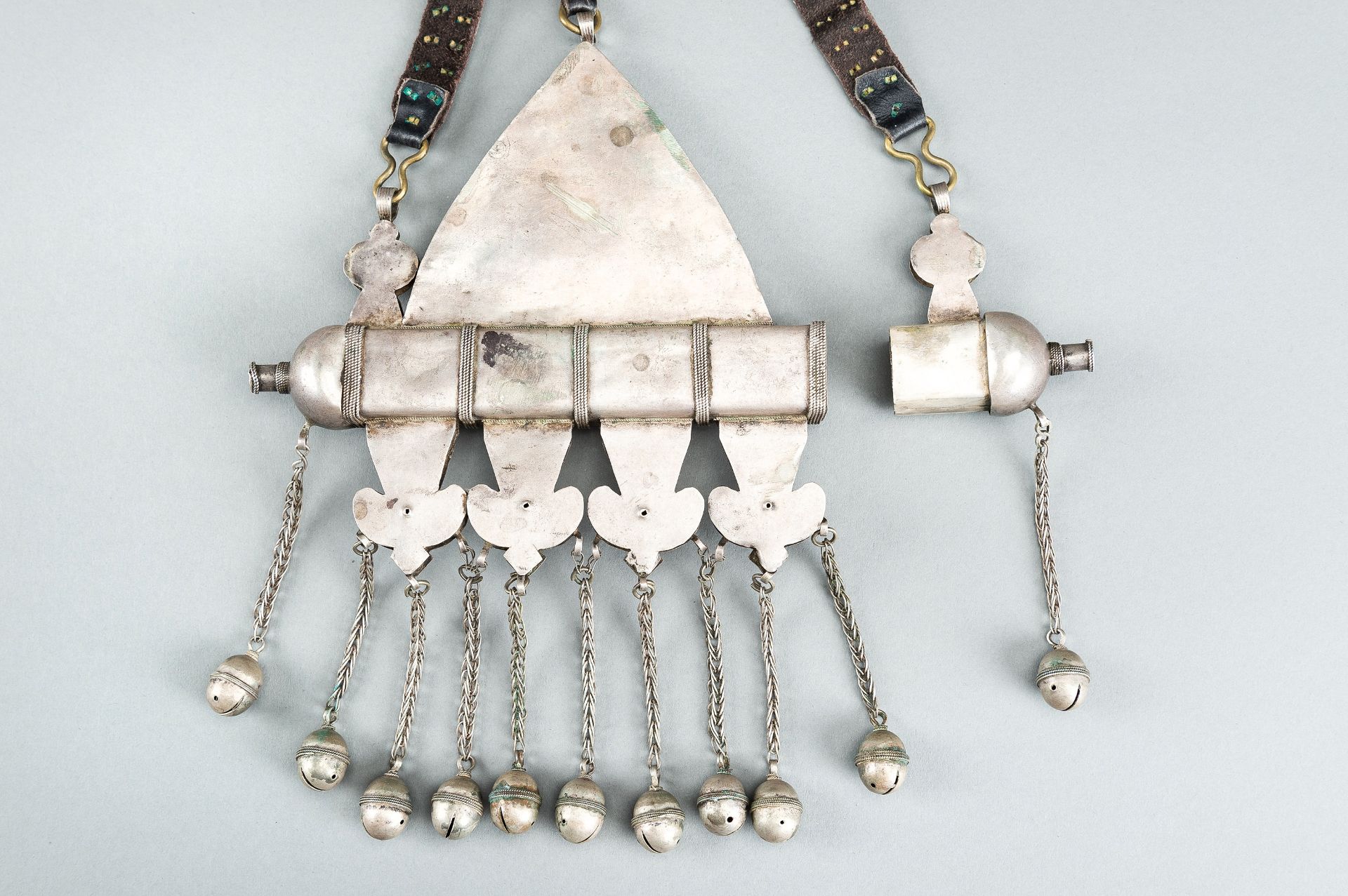 A TURKOMAN SILVER AND CARNELIAN AMULET HOLDER, c. 1900s - Bild 13 aus 13