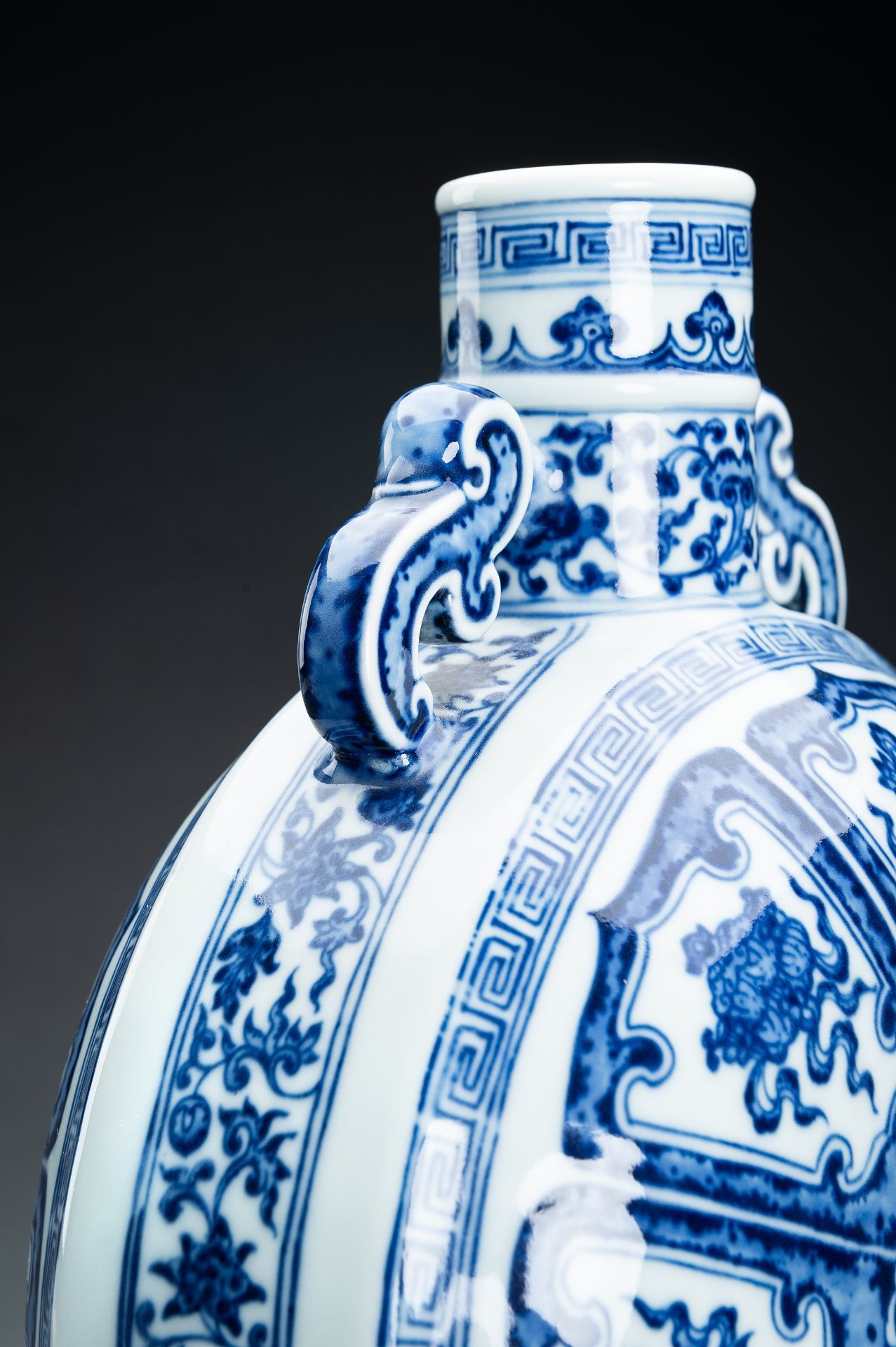 A BLUE AND WHITE 'BAJIXIANG' PORCELAIN MOONFLASK VASE - Bild 3 aus 17