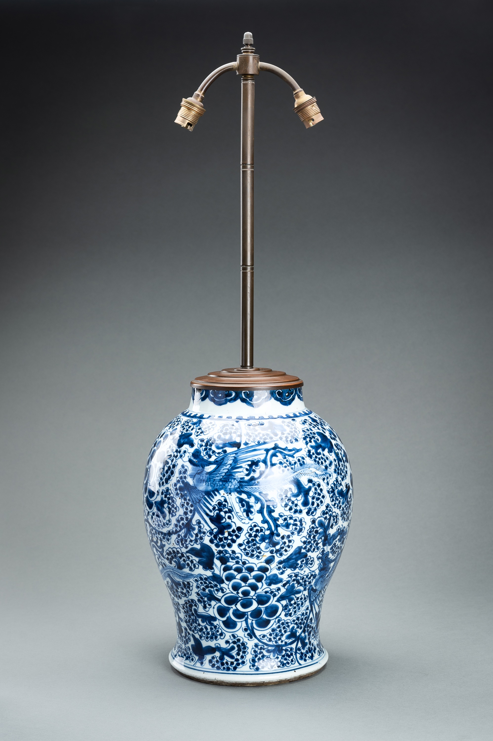 A LARGE BLUE AND WHITE PORCELAIN VASE, QING - Image 2 of 15