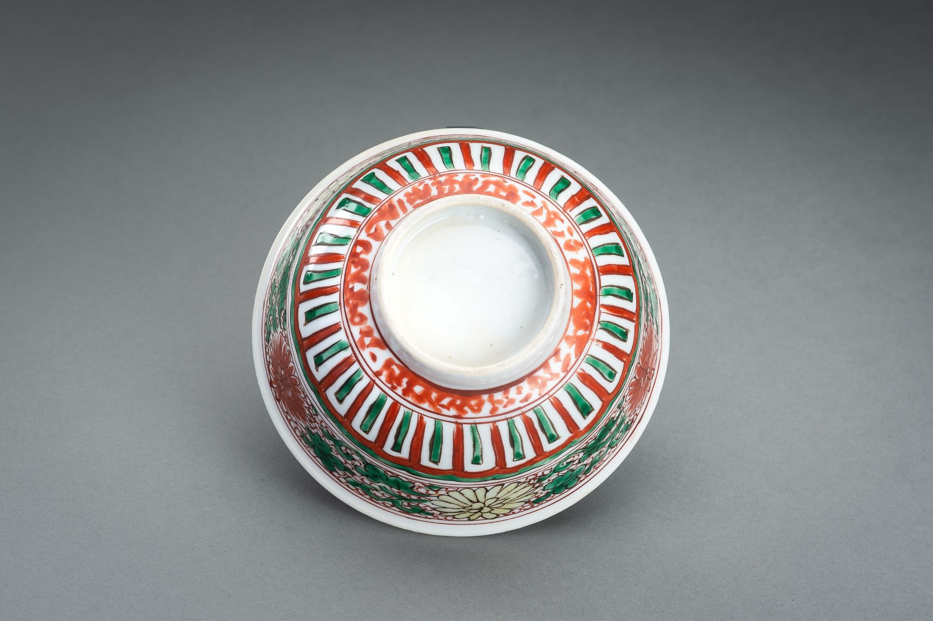 A WUCAI Â´CHRYSANTHEMUMÂ´ PORCELAIN BOWL, 17th CENTURY - Image 12 of 12