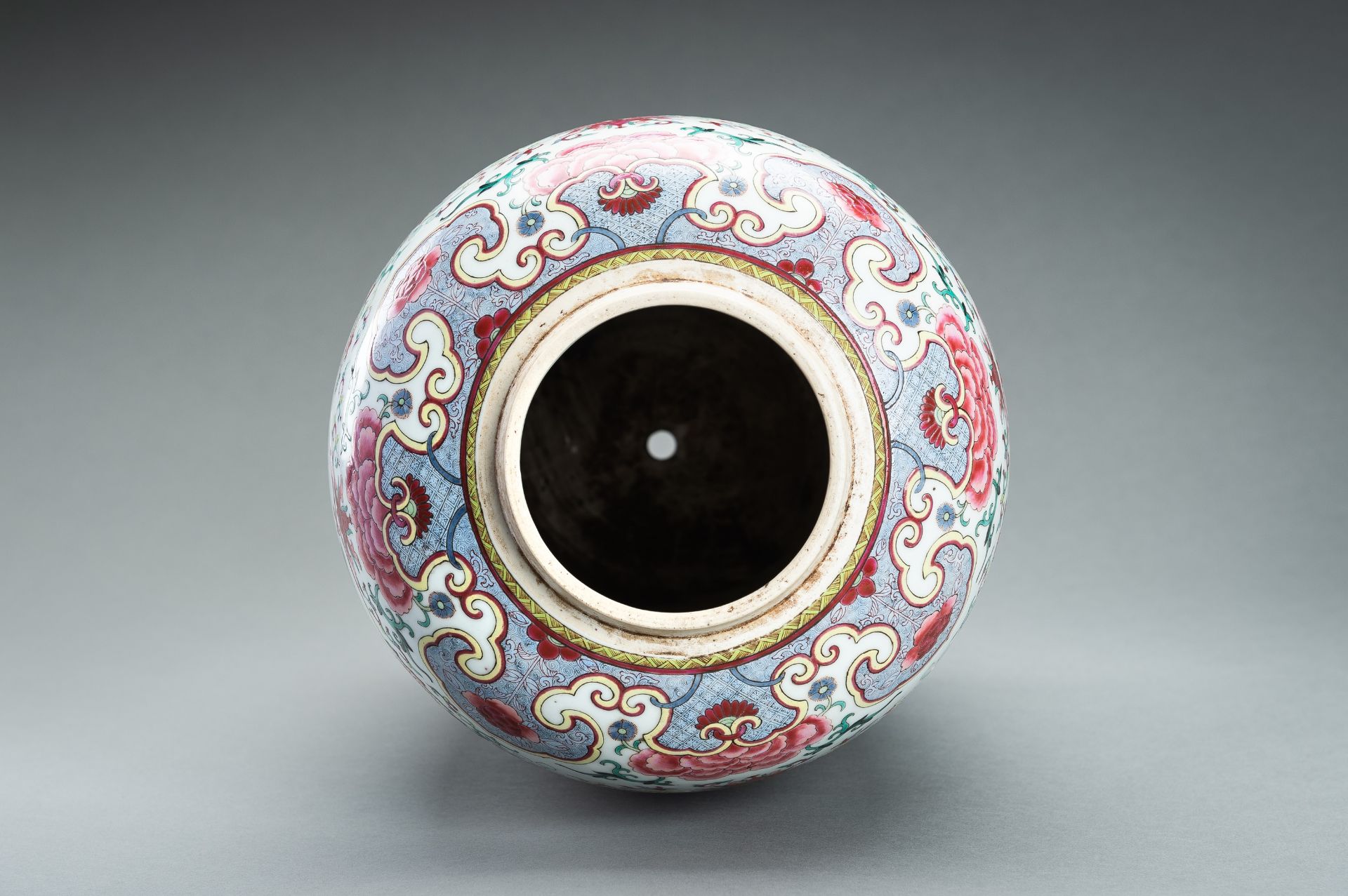 A LARGE FAMILLE ROSE PORCELAIN VASE AND COVER, QING - Image 13 of 18