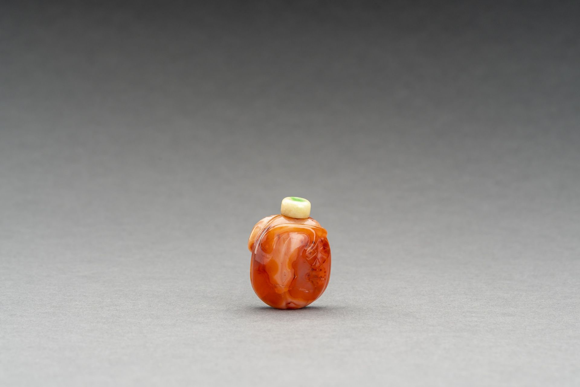 A CARNELIAN 'LEAVES AND TENDRILS' SNUFF BOTTLE, LATE QING DYNASTY - Image 2 of 6