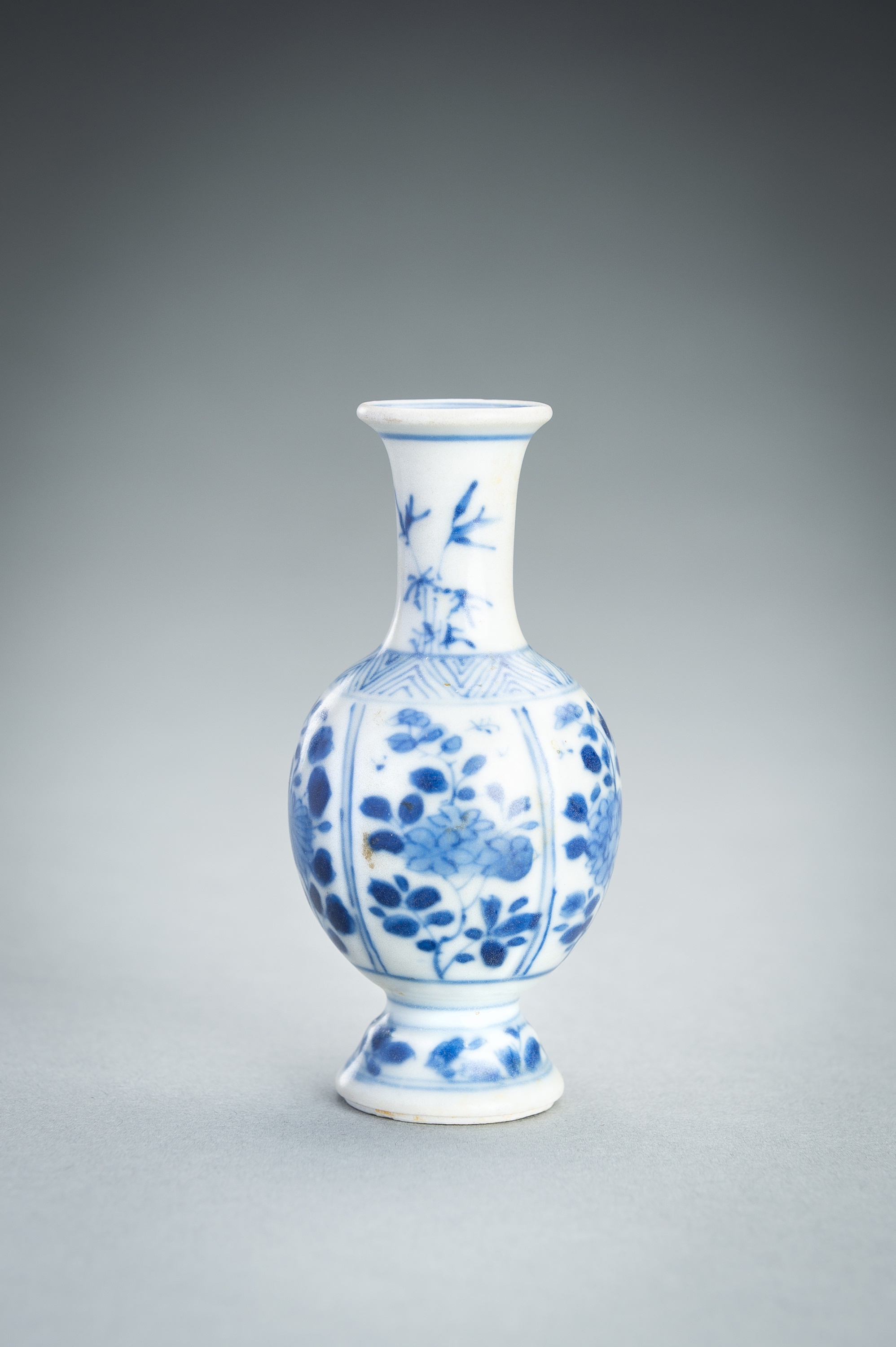 A MINIATURE VUNG TAU CARGO BLUE AND WHITE PORCELAIN VASE, c. 1680 - Image 5 of 12