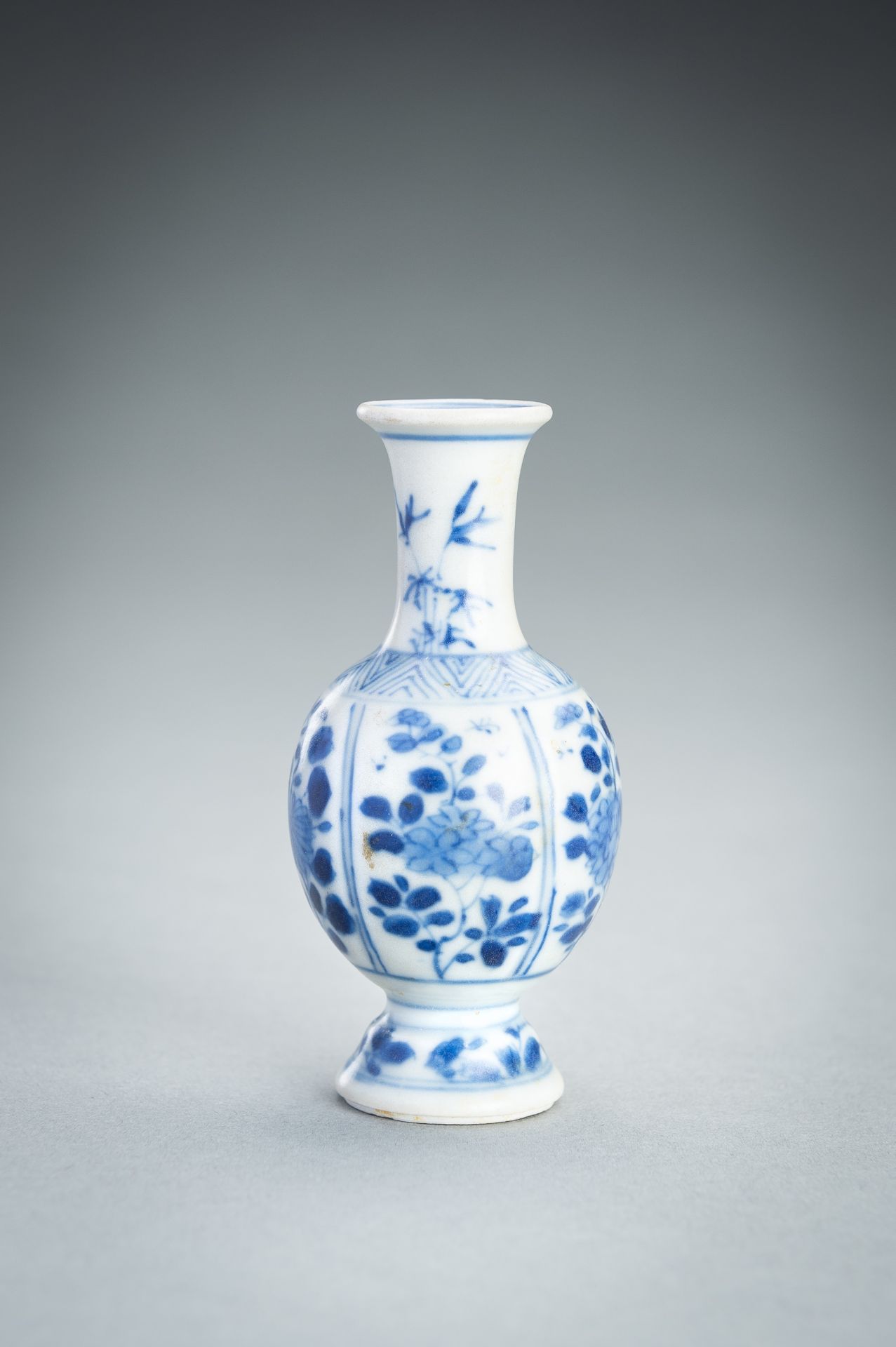 A MINIATURE VUNG TAU CARGO BLUE AND WHITE PORCELAIN VASE, c. 1680 - Image 5 of 12