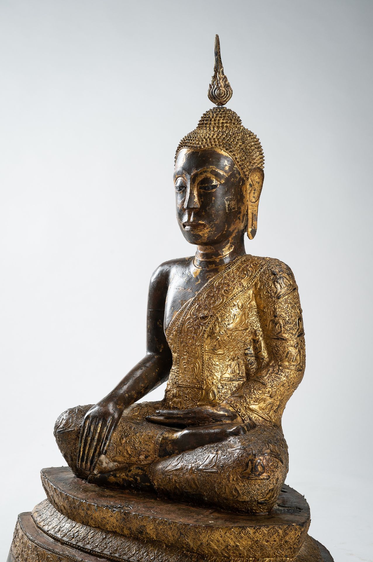 A LARGE GILT-LACQUERED BRONZE FIGURE OF SEATED BUDDHA, RATTANAKOSIN KINGDOM - Bild 3 aus 22