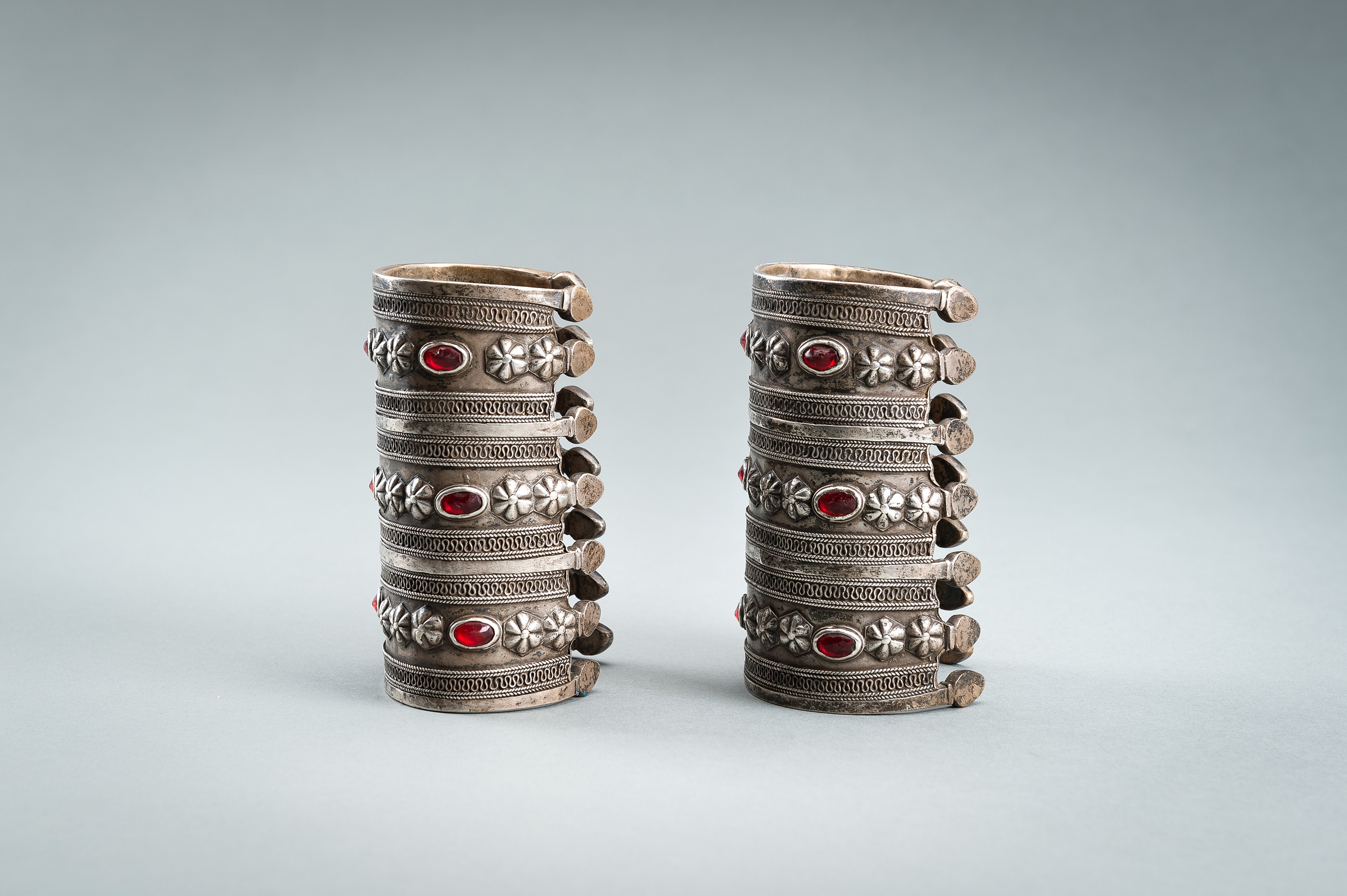 A PAIR OF TURKOMAN GLASS INSET SILVER BRACELETS, c. 1900s - Image 7 of 12