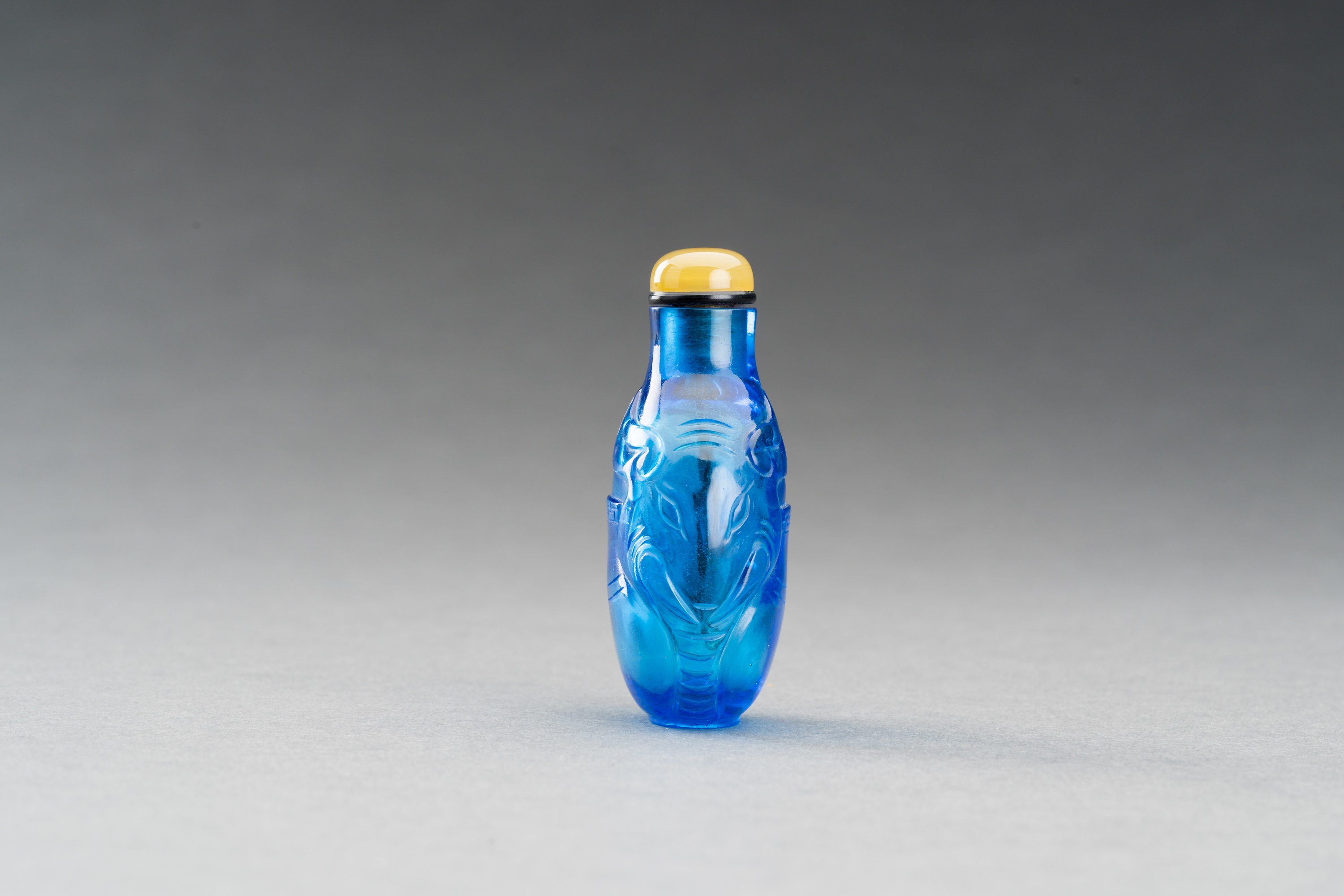 A TRANSPARENT BLUE GLASS SNUFF BOTTLE - Image 4 of 6