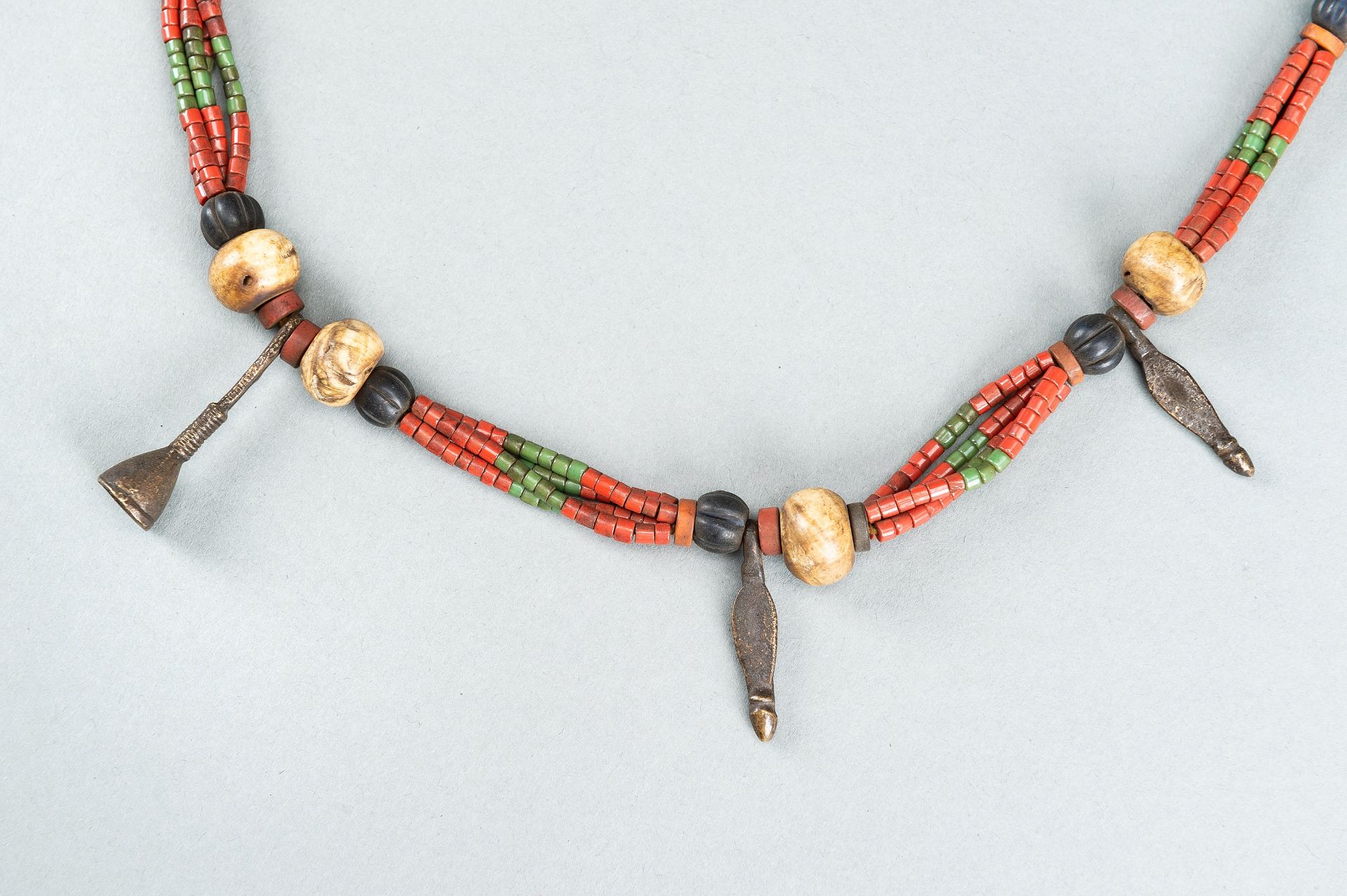 A NAGALAND MULTI-COLORED GLASS, BRASS AND SHELL NECKLACE, c. 1900s - Image 6 of 9