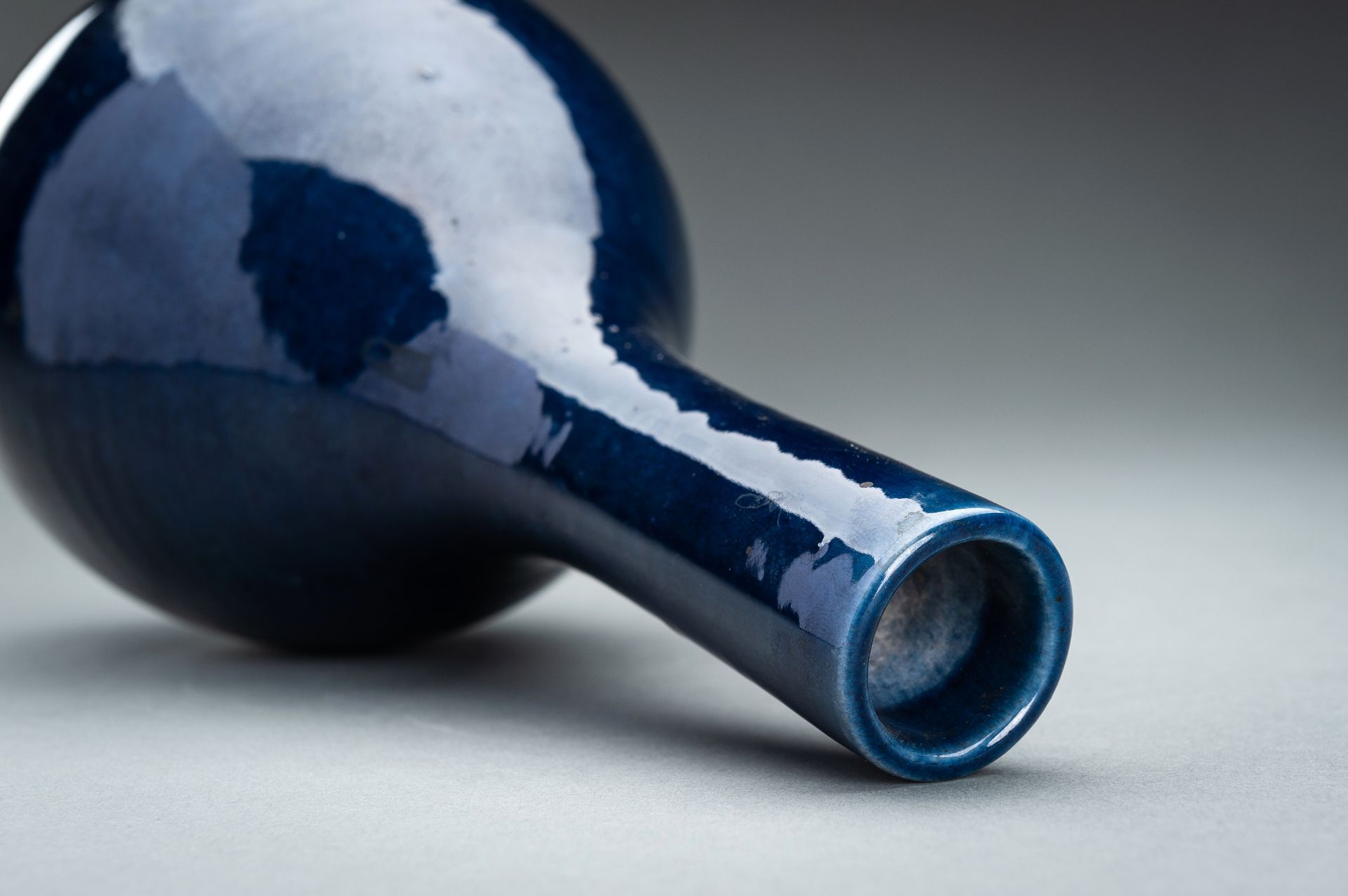 A SACRIFICIAL BLUE GLAZE PORCELAIN BOTTLE VASE, QING - Bild 6 aus 9