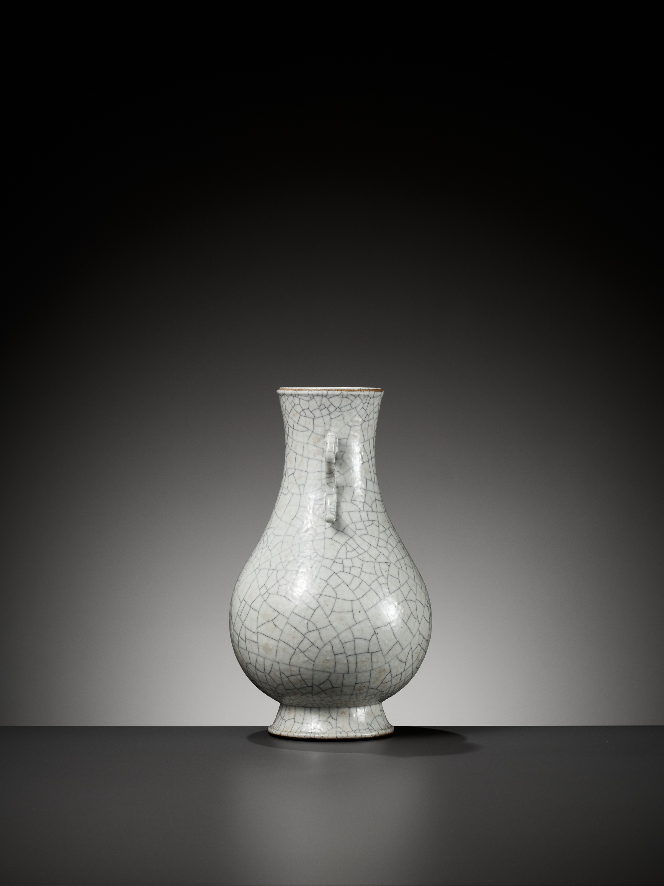 A GUAN-TYPE GLAZED PEAR-SHAPED VASE, HU, 19TH CENTURY - Image 6 of 11
