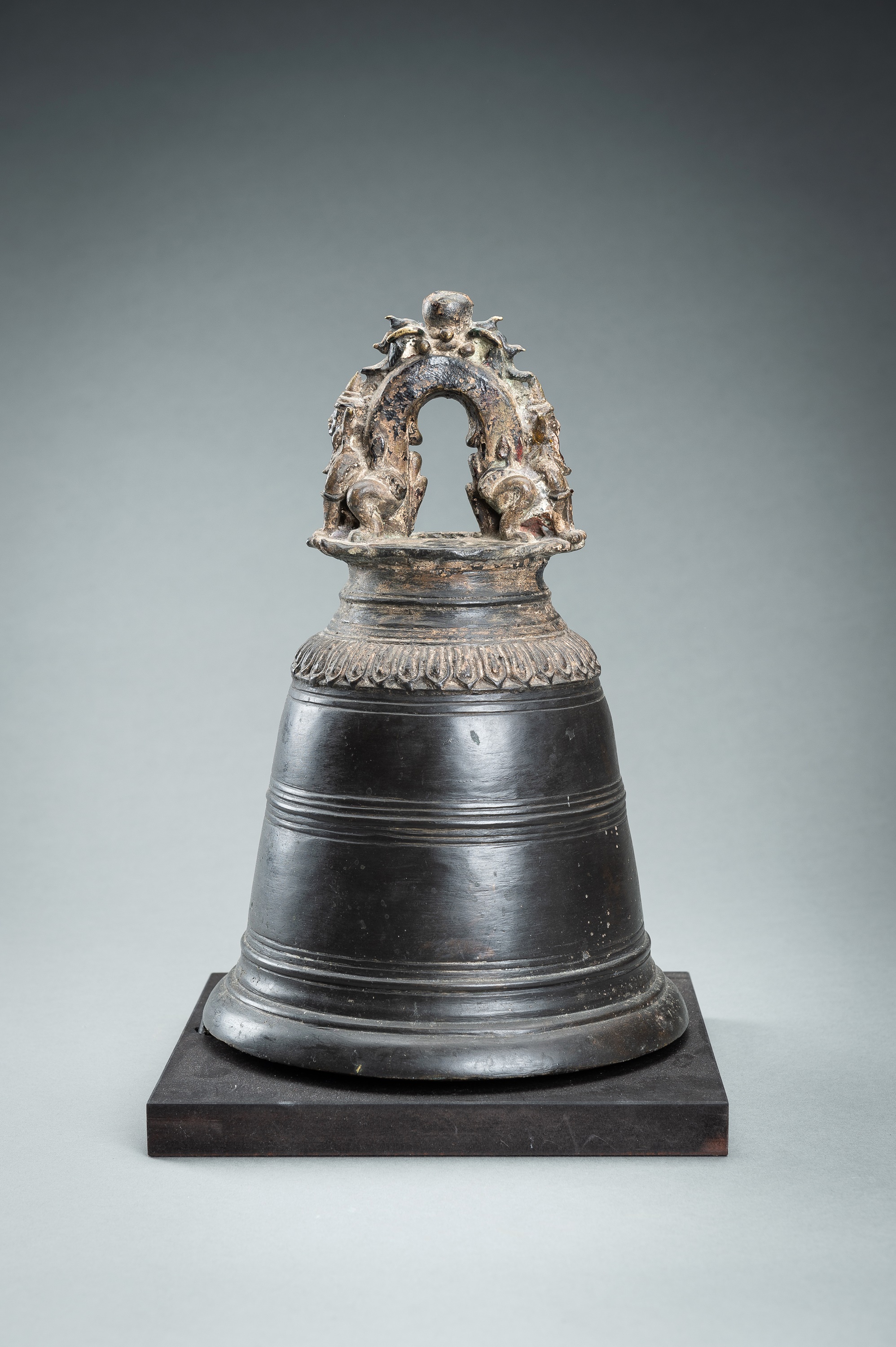 A MASSIVE BURMESE BRONZE TEMPLE BELL - Image 3 of 15