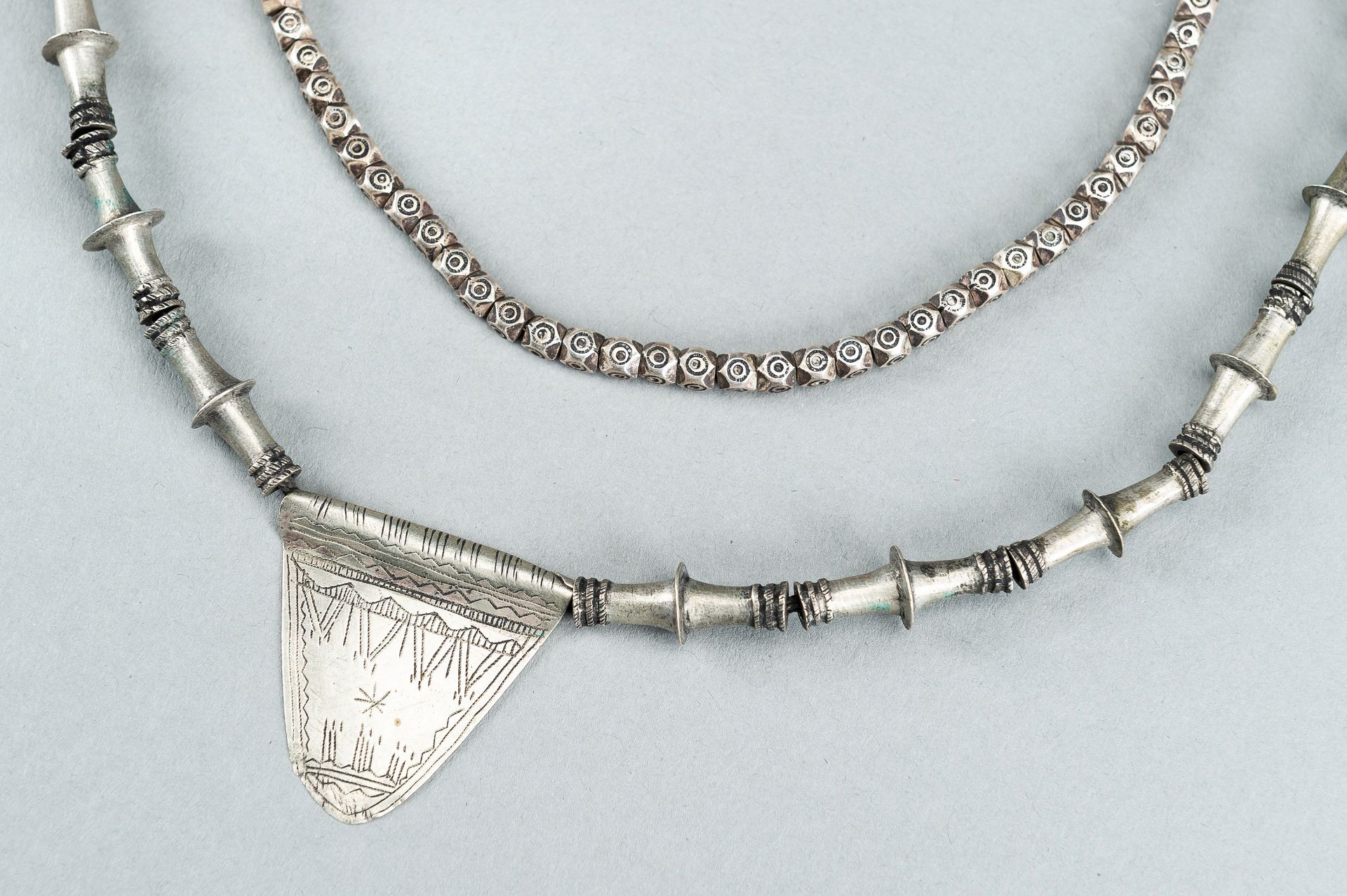 TWO MIDDLE EASTERN SILVER AND METAL NECKLACES, c. 1900s - Bild 2 aus 12