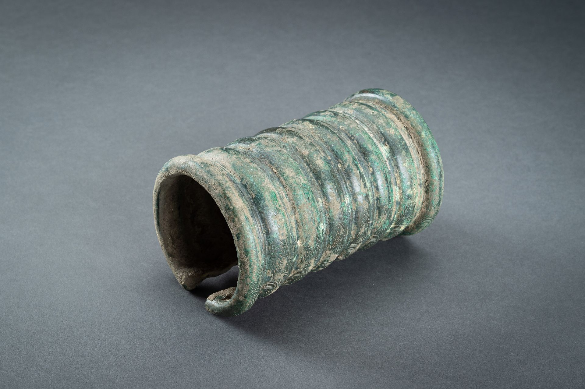 A BRONZE BRACELET, DONG SON - Bild 2 aus 11