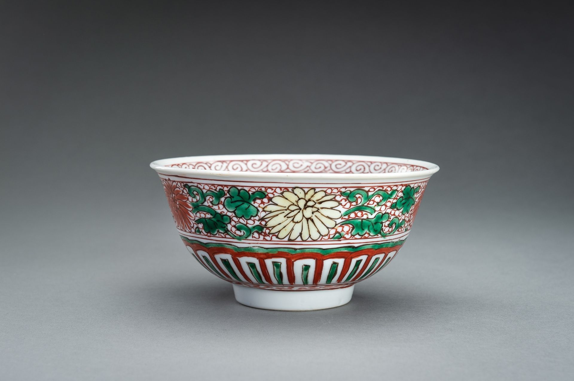 A WUCAI Â´CHRYSANTHEMUMÂ´ PORCELAIN BOWL, 17th CENTURY - Image 7 of 12