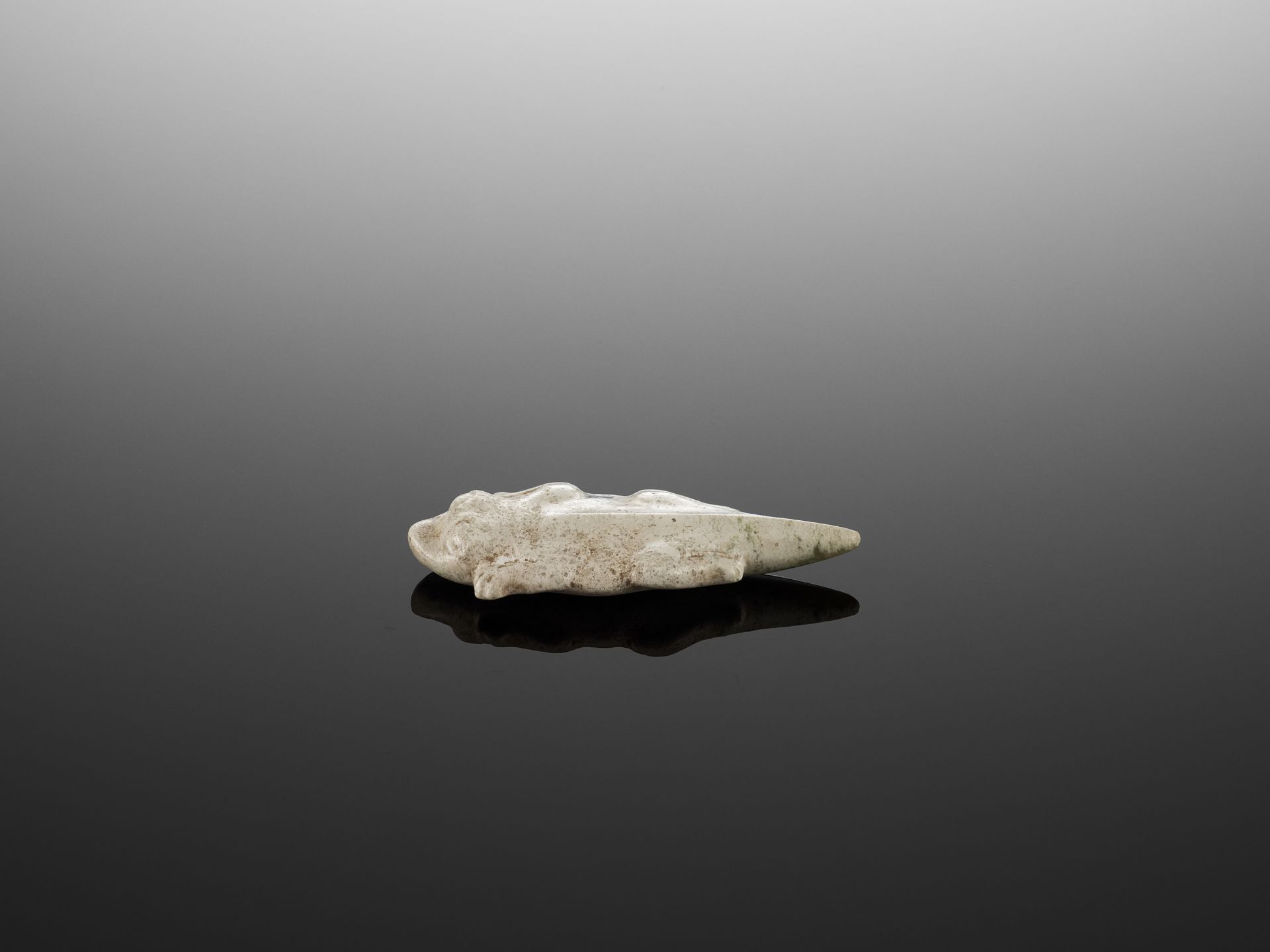 A 'LIZARD' JADE PENDANT, SHANG - Image 9 of 9