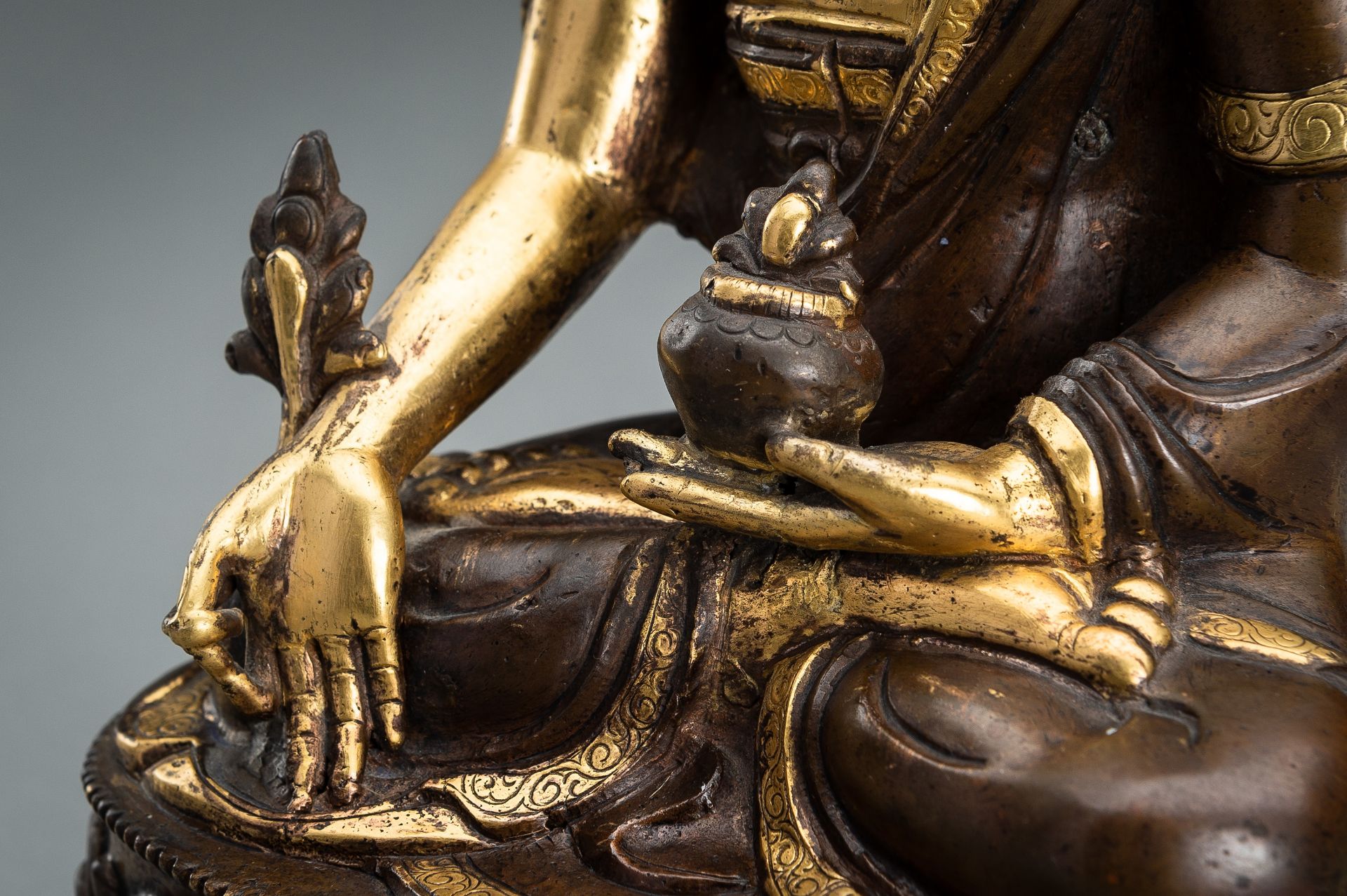 A PARCEL-GILT BRONZE FIGURE OF BUDDHA, c. 1920s - Bild 7 aus 11