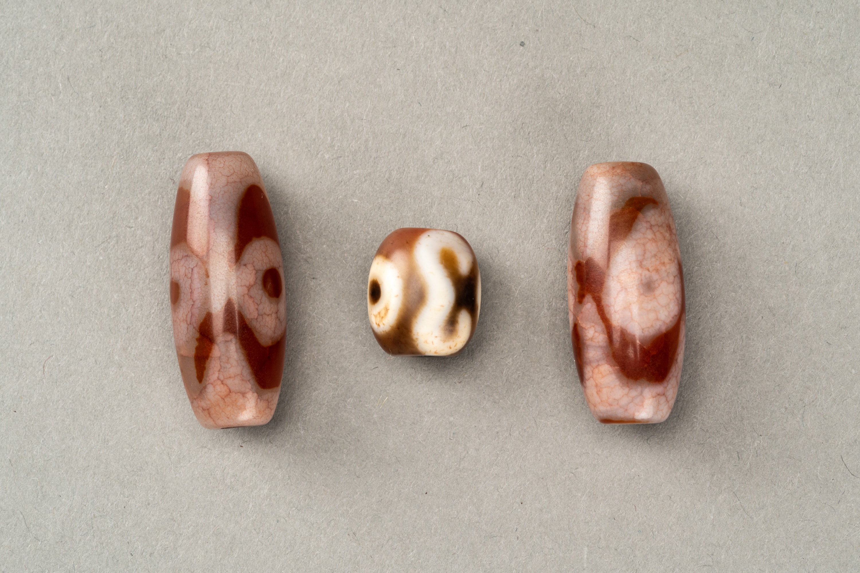 A GROUP OF NINE TIBETAN AGATE DZI AND BUDDHA EYE BEADS - Image 3 of 8